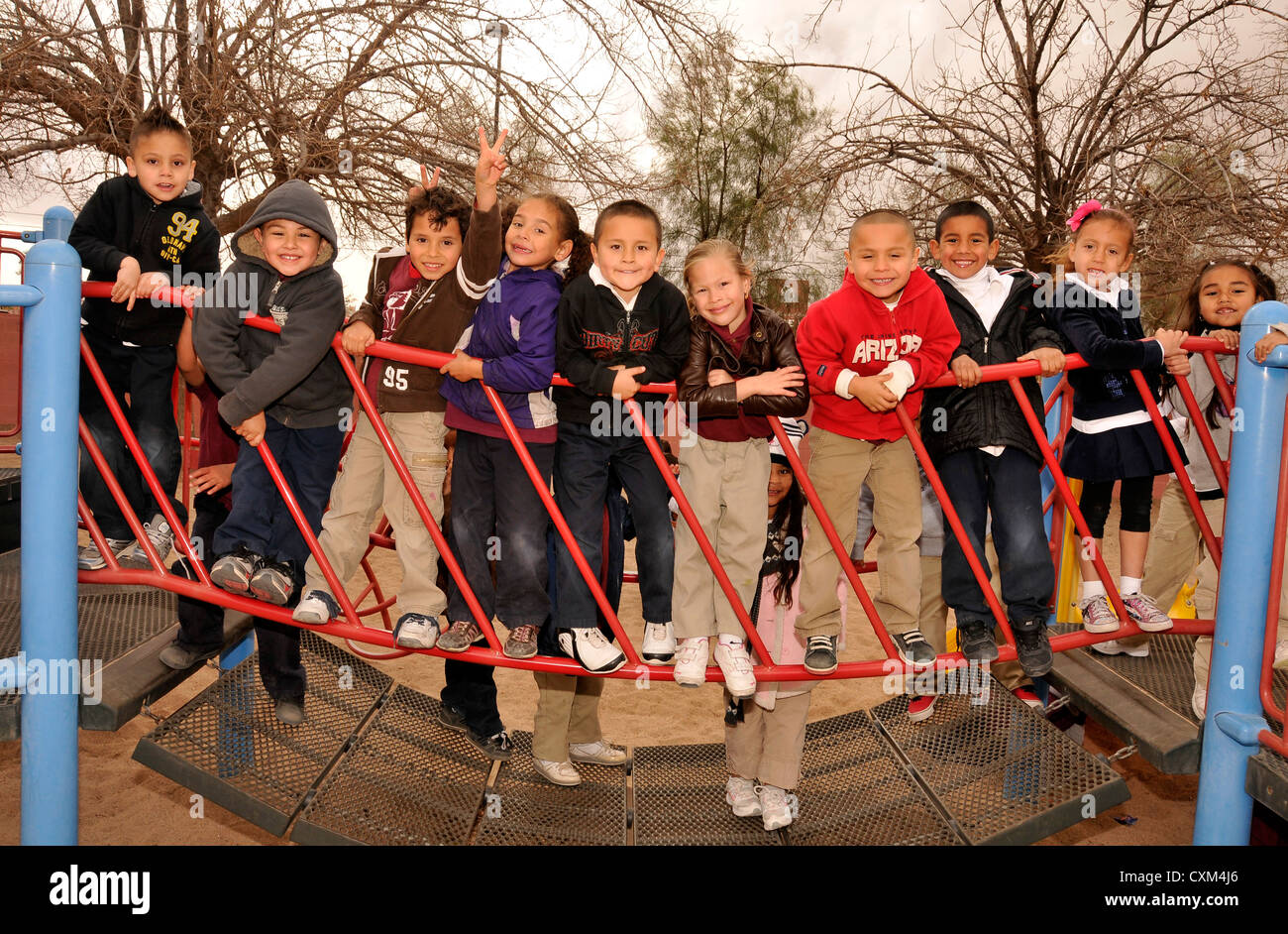 Scuola elementare kindergarteners giocare fuori in corrispondenza del recesso in Tucson, Arizona, Stati Uniti. Foto Stock