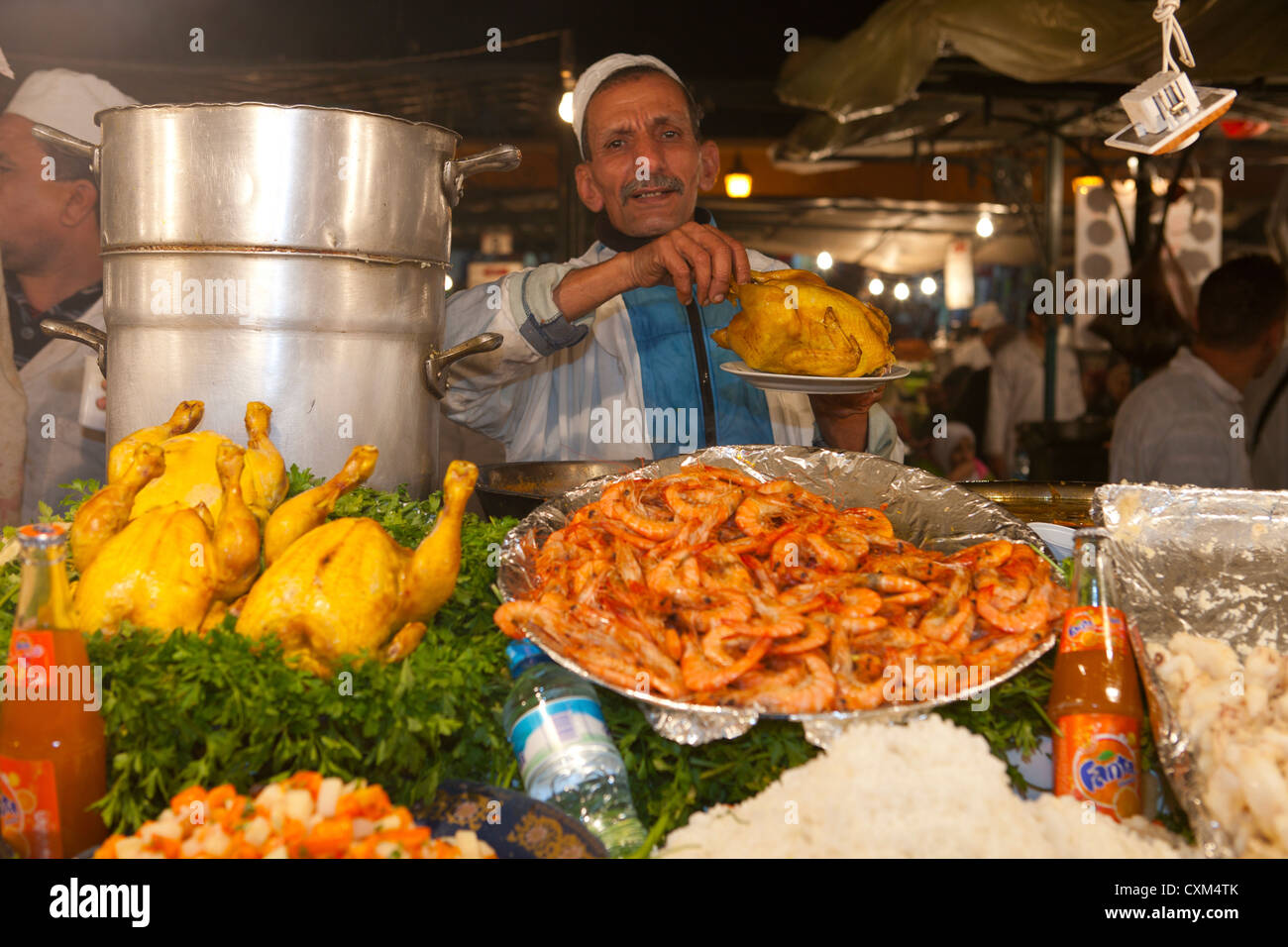 Fornitore di cibo, Piazza Jamaa El Fna a Marrakech, Marocco Foto Stock