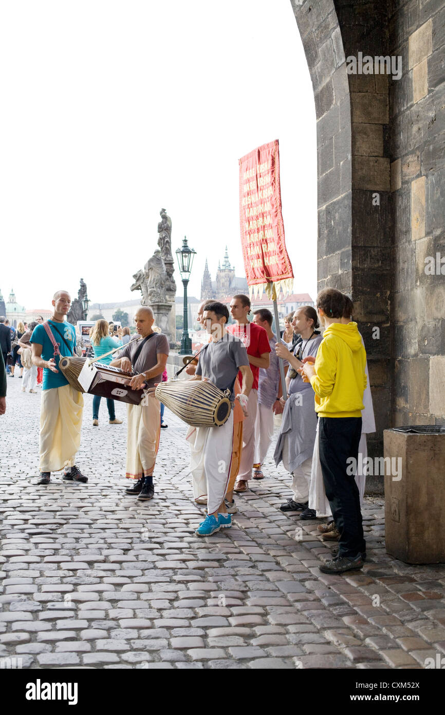 Hari krishna ballerini e cantanti sul Ponte Carlo a Praga Foto Stock
