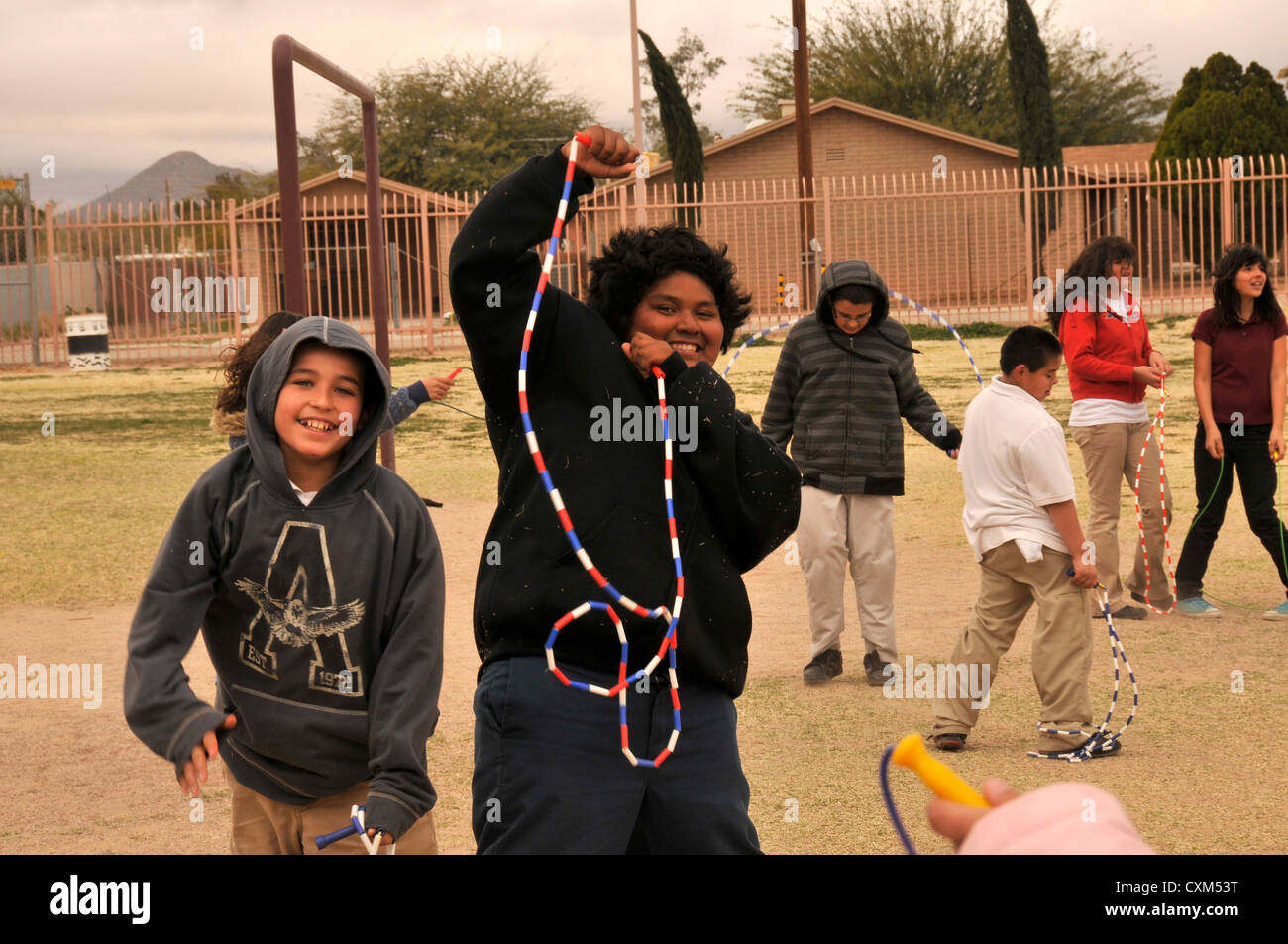 5th-graders partecipare nel salto con la corda per il cuore, una raccolta di fondi e programmi di fitness, durante la Settimana del benessere in Tucson, Arizona, Stati Uniti d'America Foto Stock