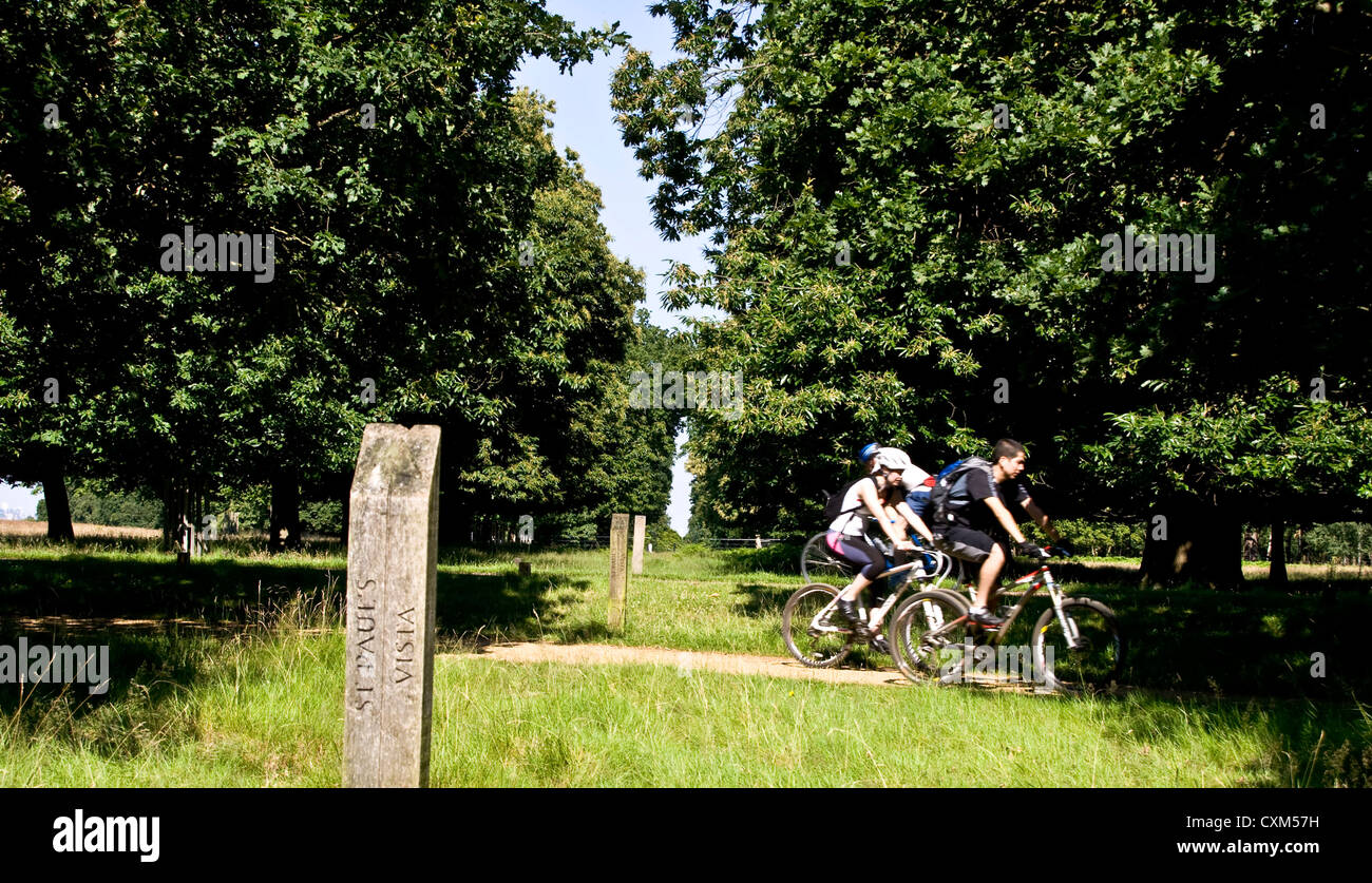 I ciclisti passando San Paolo Vista protetta vista conservati in grado 1 elencati Richmond Park Londra Inghilterra Europa Foto Stock