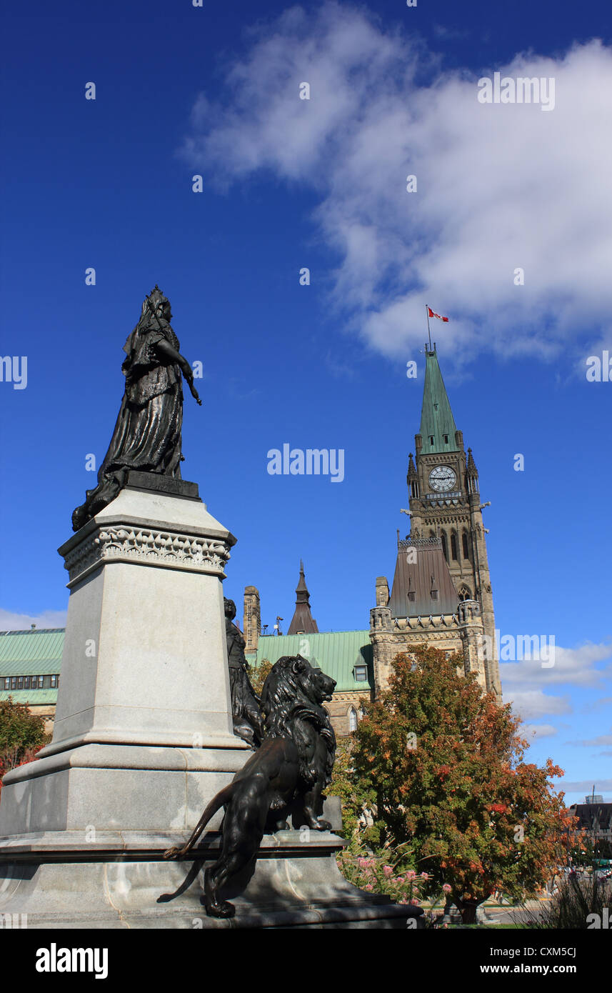 Statua della Regina Victoria e la torre del parlamento canadese edificio ad Ottawa in Canada Foto Stock