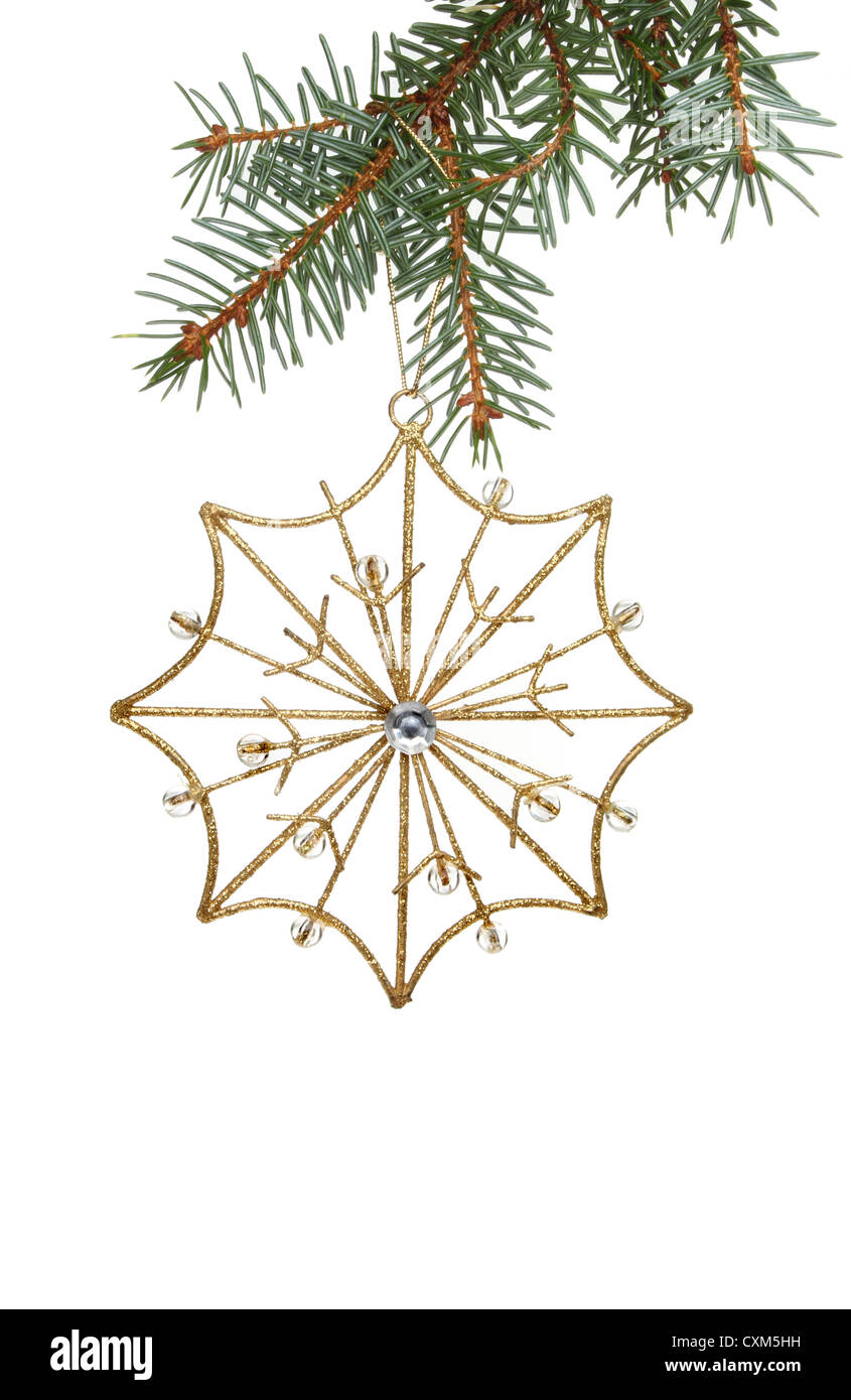 Oro stella di Natale decorazione appeso a un albero di Natale ramo Foto Stock