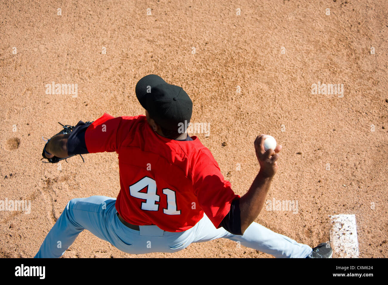 Un lanciatore di baseball di gettare un passo con spazio di copia Foto Stock