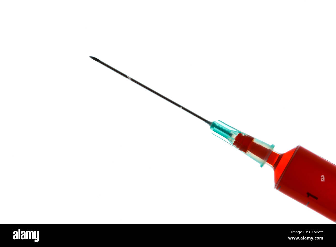 Un calibro 21 (verde) ago su una siringa contenente sangue rosso sangue-come liquido. Healthcare Medical needlestick nozione di pregiudizio Foto Stock