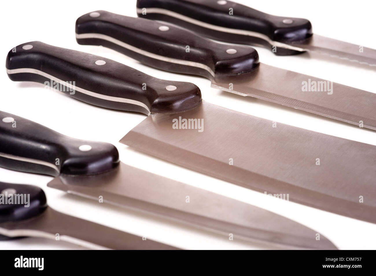 Un set di professional coltelli chef su sfondo bianco Foto Stock