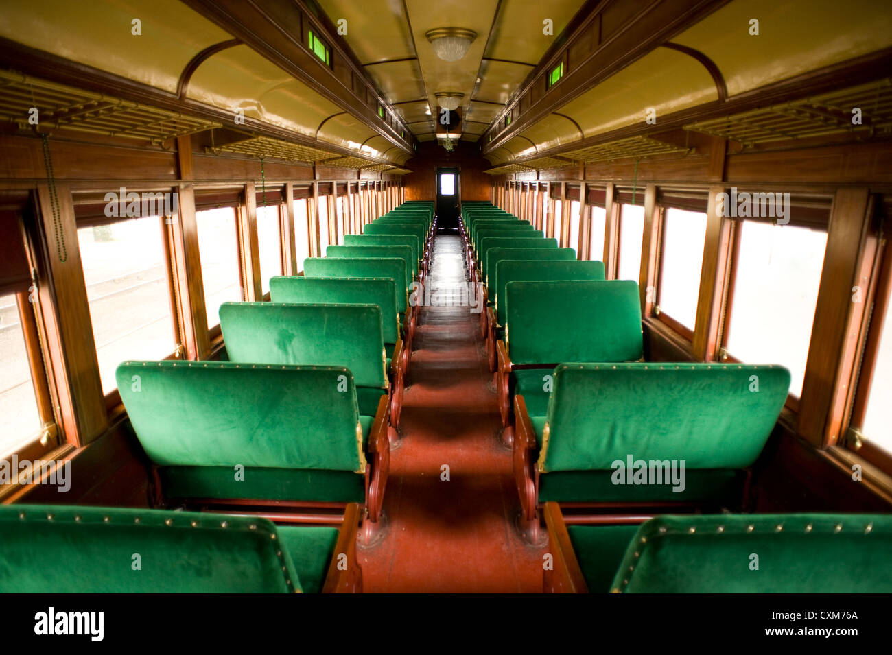 Ampio angolo di visuale dell'interno di un'annata, antichi treni passeggeri cabina Foto Stock