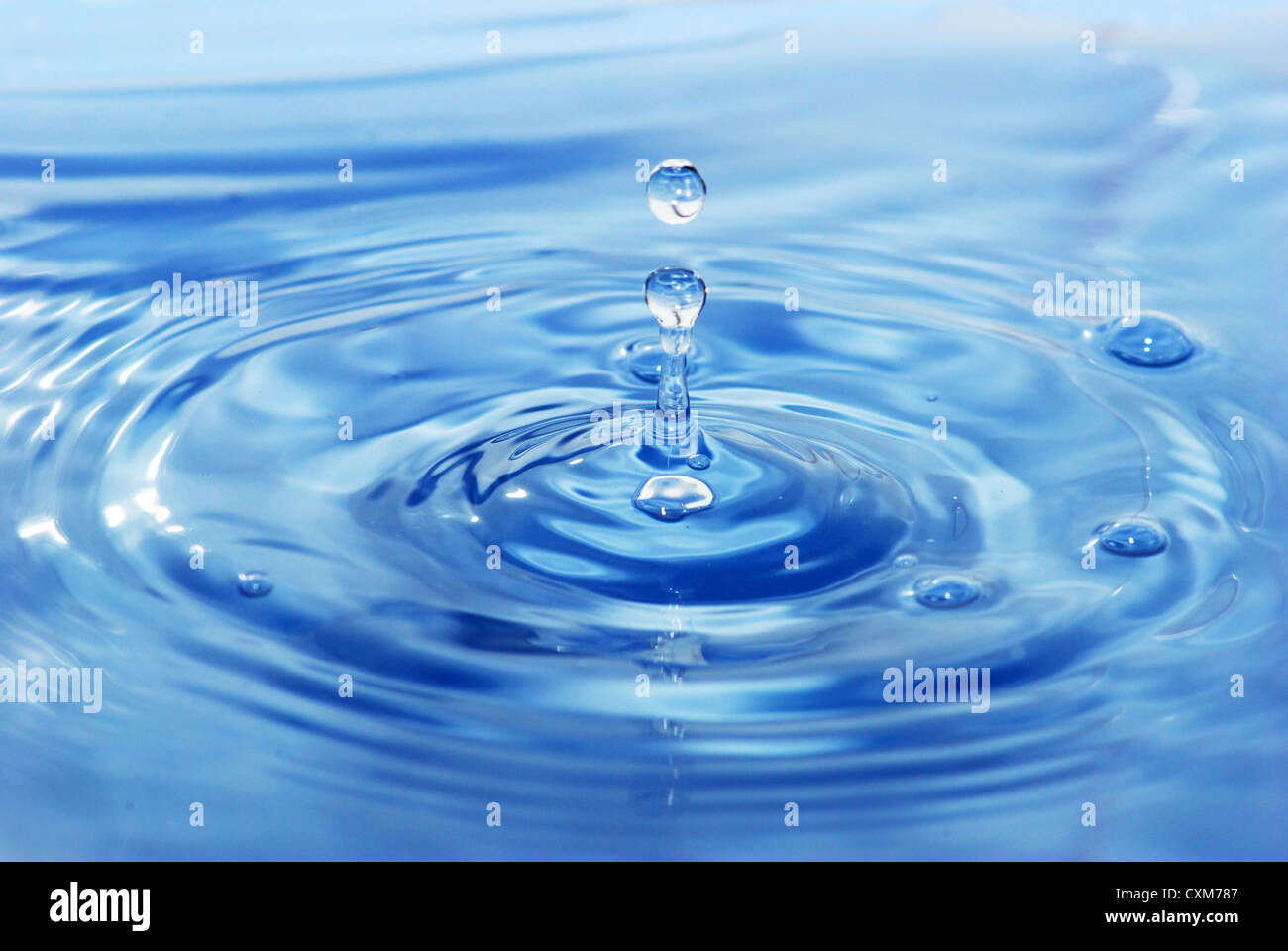 La rotonda trasparente goccia di acqua cade verso il basso Foto Stock