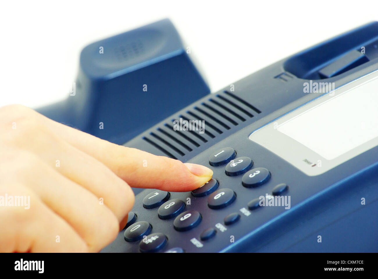 Dito con il blu della tastiera del telefono Foto Stock