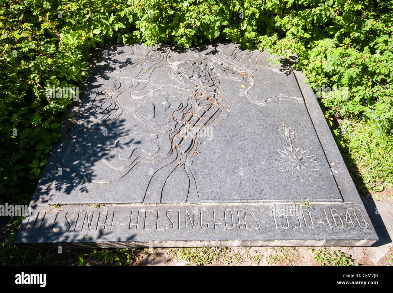 Mappa vecchia di Helsinki scolpiti nel granito nero Helsinki lettura Helsingfors 1550-1640 nella città vecchia parte di Helsinki, Finlandia Foto Stock