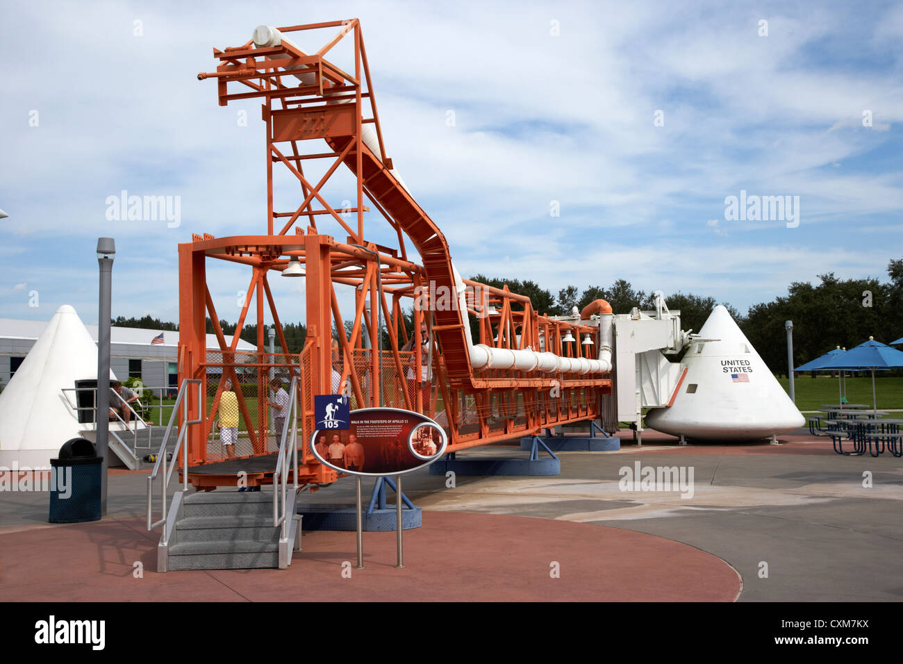 La passerella dalla torre di lancio LC-39A nel giardino a razzo al Kennedy Space Center Florida USA Foto Stock