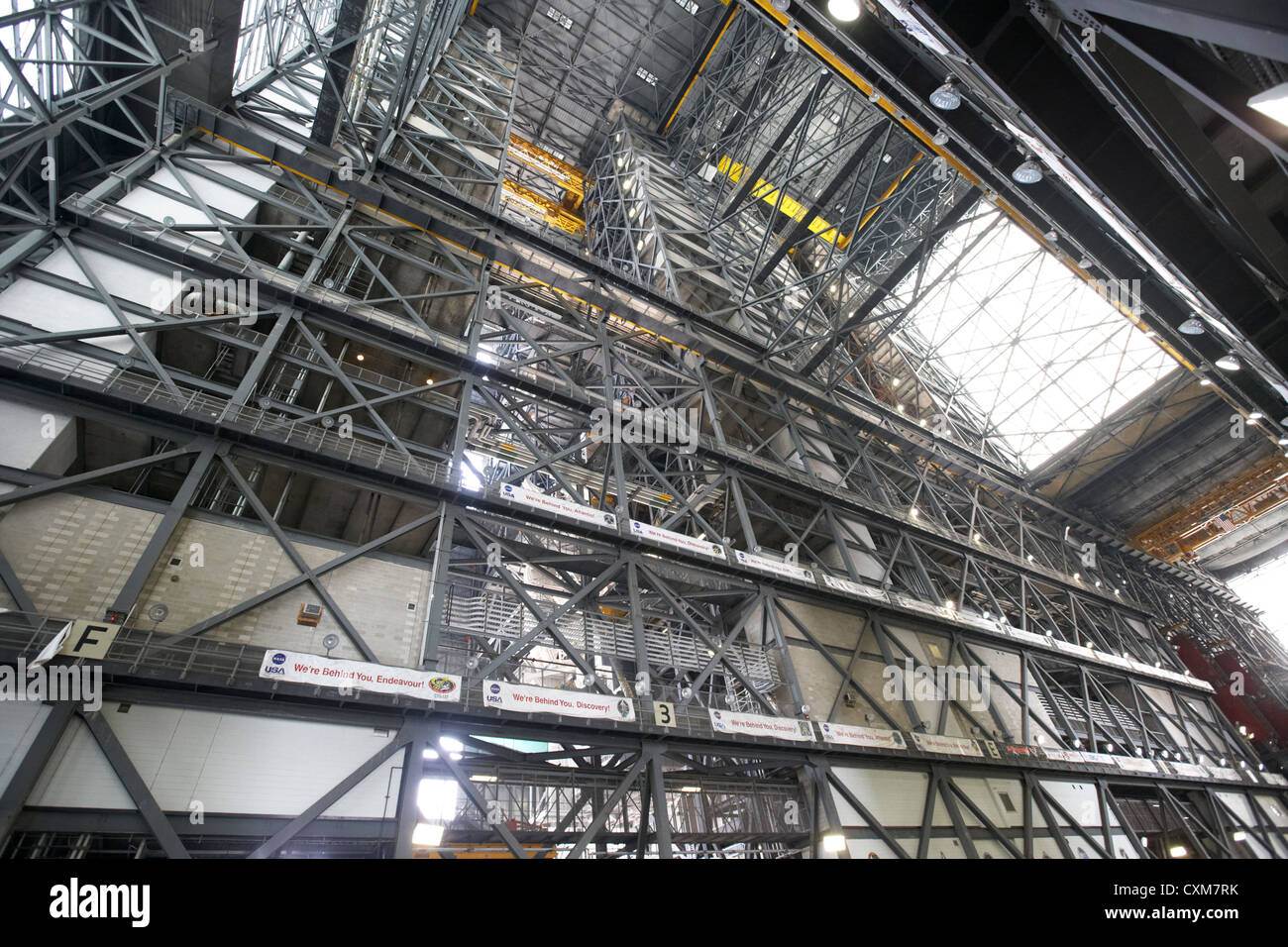 Guardare in su verso l'interno del gruppo di veicoli e la costruzione di Kennedy Space Center Florida USA Foto Stock