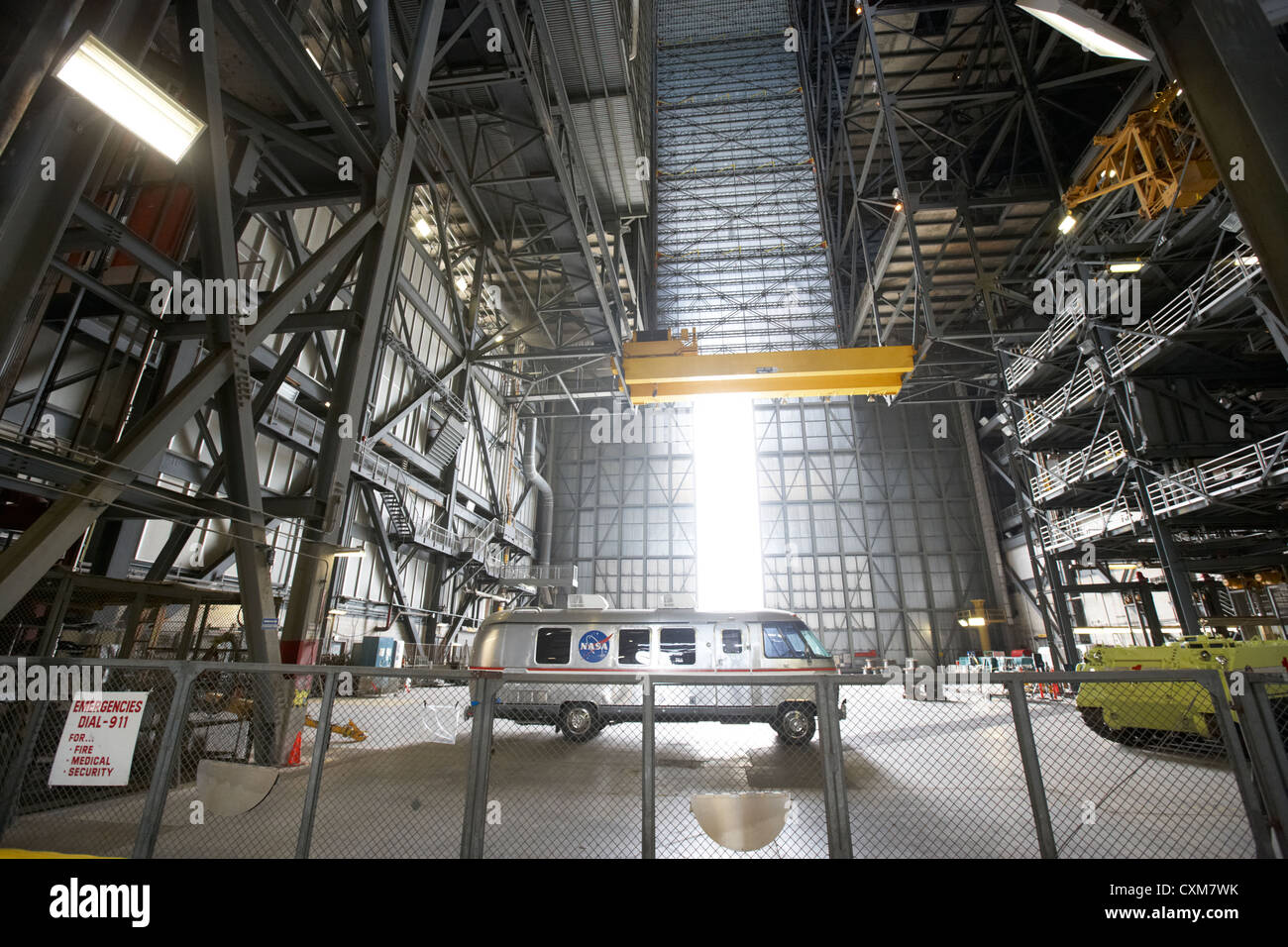 Interno del gruppo del veicolo edificio bay con la Nasa astrovan presso il Kennedy Space Center Florida USA Foto Stock