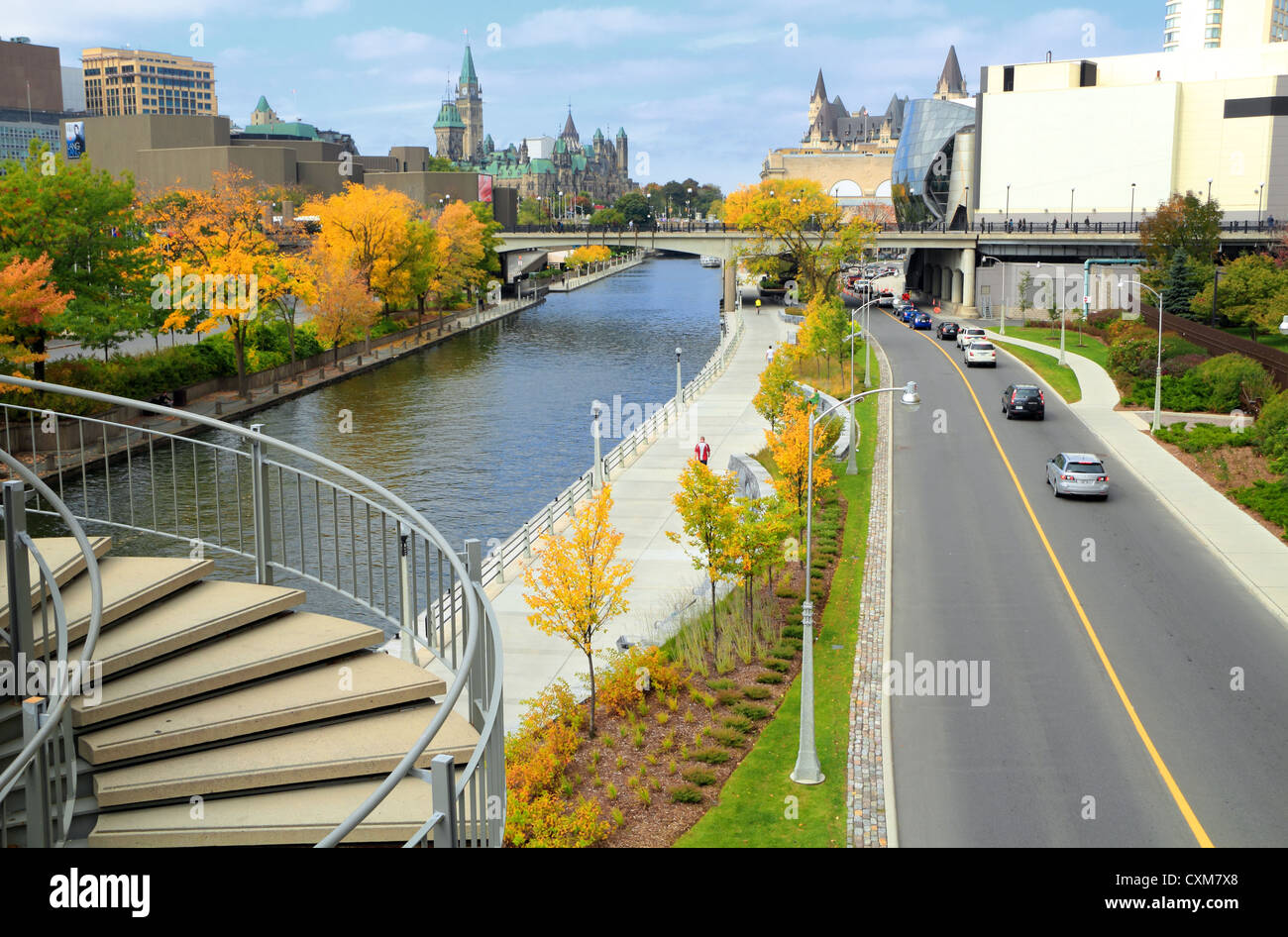 Rideau Canal con Parliament Hill, Centro nazionale delle arti, Ottawa Convention Center di Ottawa in Canada Foto Stock