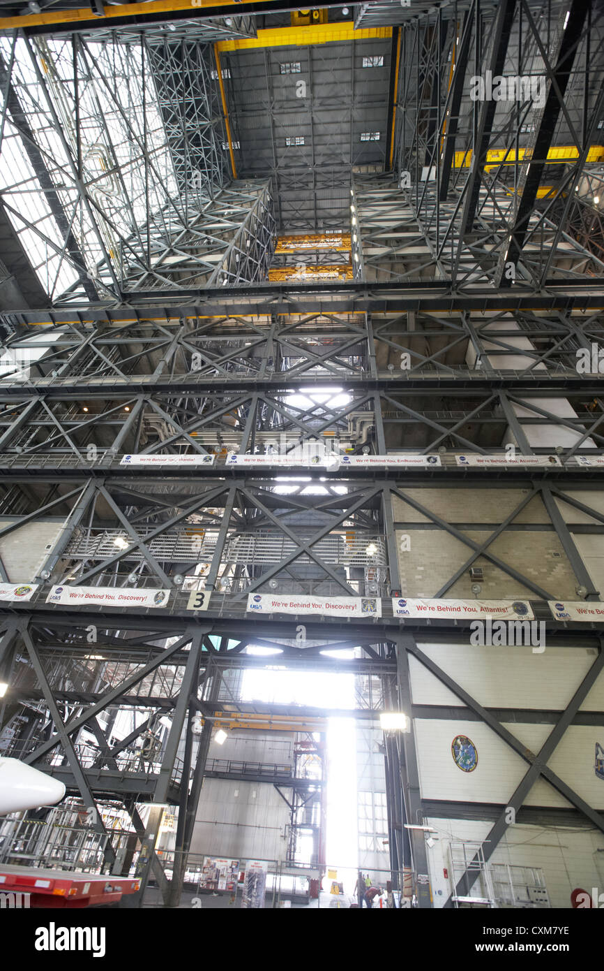 Interno del gruppo del veicolo edificio Kennedy Space Center Florida USA Foto Stock