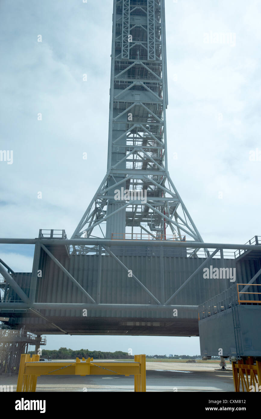 La Nasa piattaforma di lancio struttura di servizio presso il Kennedy Space Center Florida USA, fotografata attraverso la finestra Foto Stock