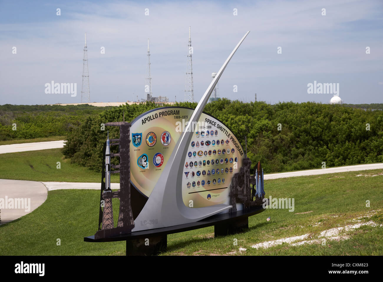 I complessi di lancio pad 39B con conduttori parafulmine e il display al Kennedy Space Center Florida USA Foto Stock