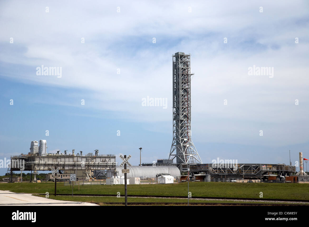 Mobile piattaforma di lancio e trasportatori cingolati e avviare la struttura del servizio gantry al Kennedy Space Center Florida USA Foto Stock
