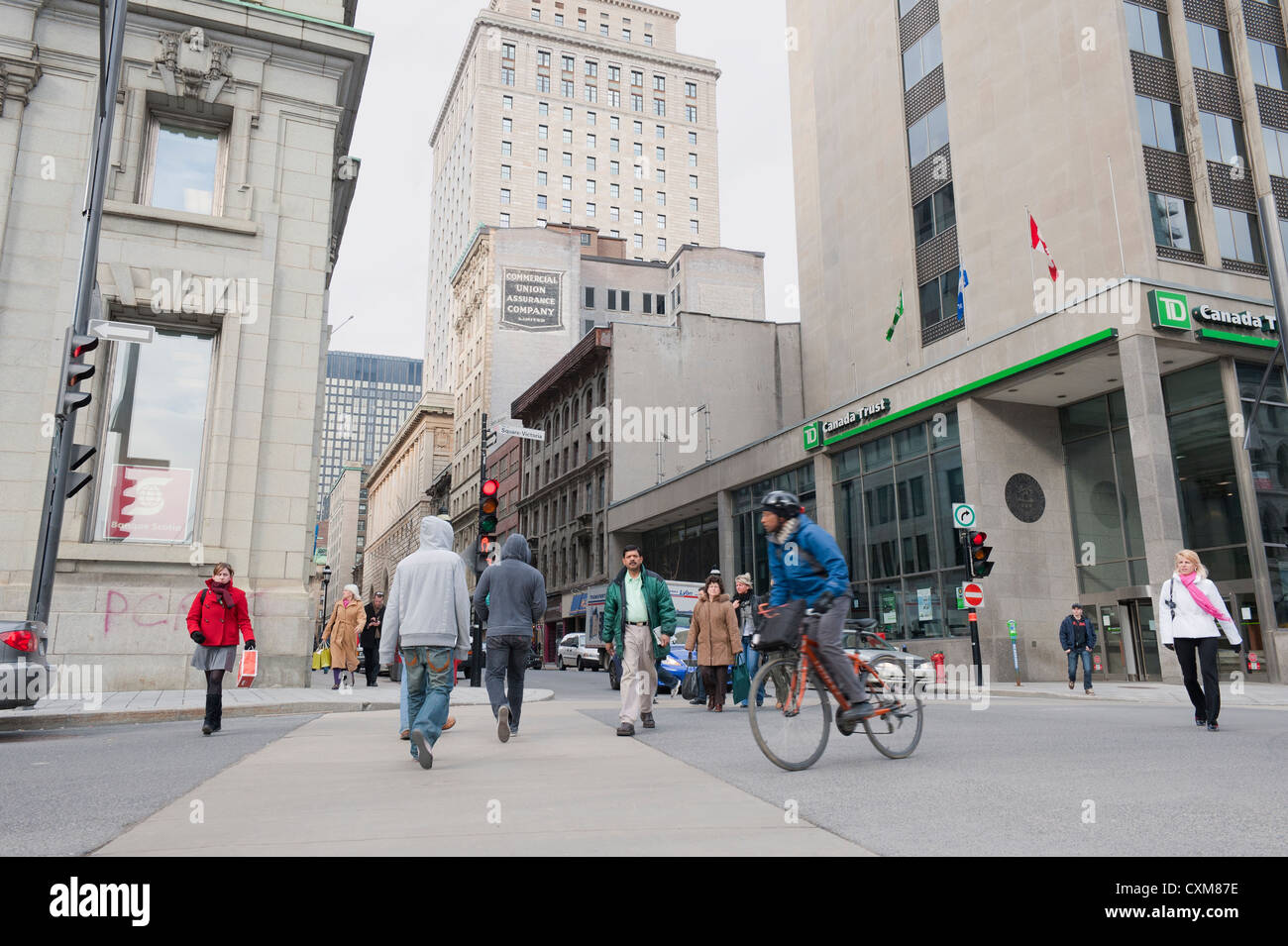 Le persone che attraversano la strada nel centro cittadino di Montreal, provincia del Québec in Canada. Foto Stock