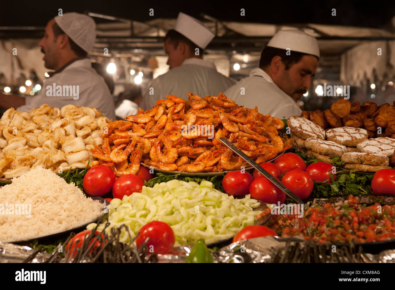 I fornitori di prodotti alimentari a stallo del mercato in piazza Jamaa El Fna a Marrakech, Marocco Foto Stock