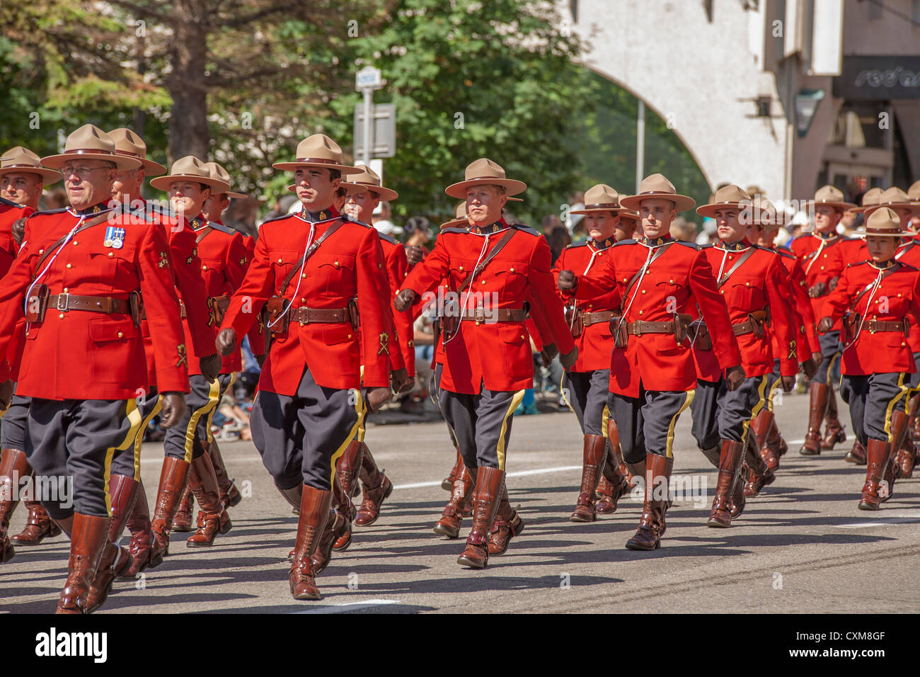 Royal Canadian polizia montata marciando a Calgary Stampede celebrazione sfilata di apertura Foto Stock