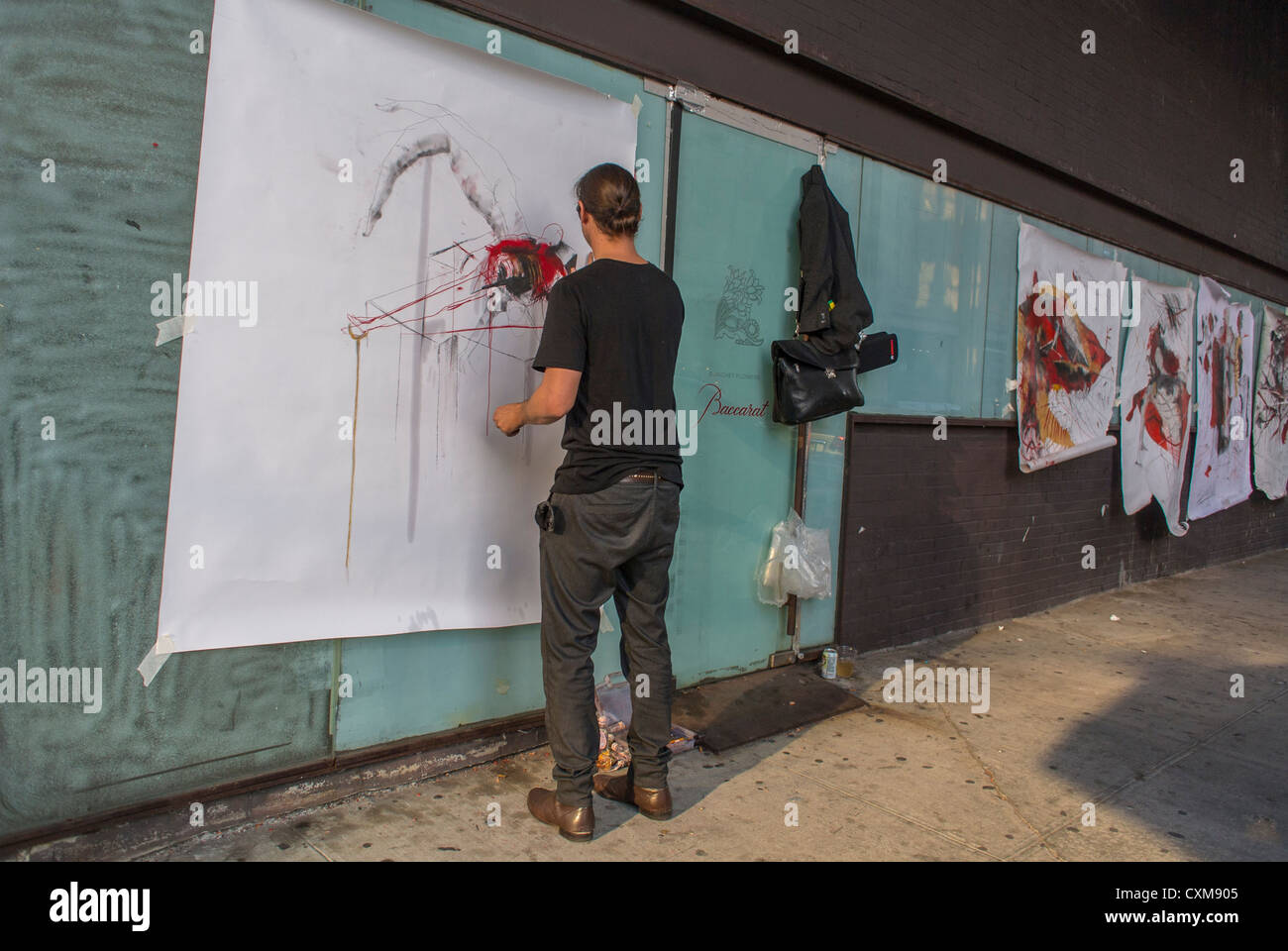 New York City, New York, Stati Uniti, Man from Behind, Street Artist Painting on Wall, Scenes in the Meatpacking District, Public Art New york City colorata Foto Stock