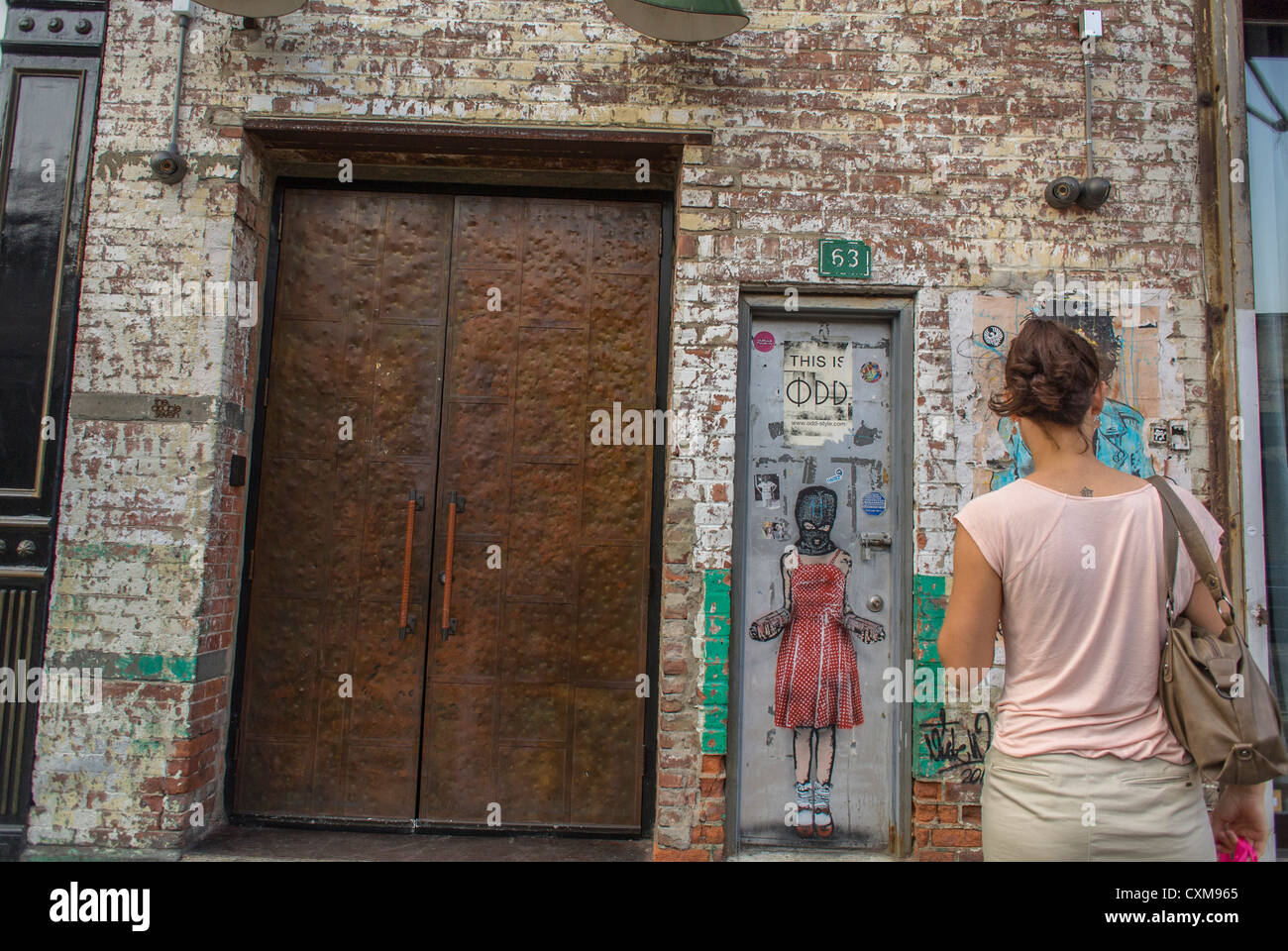 New York City, NY, STATI UNITI D'AMERICA, scene nel Meatpacking District, Donna che guarda la Street Art sulla parete Foto Stock
