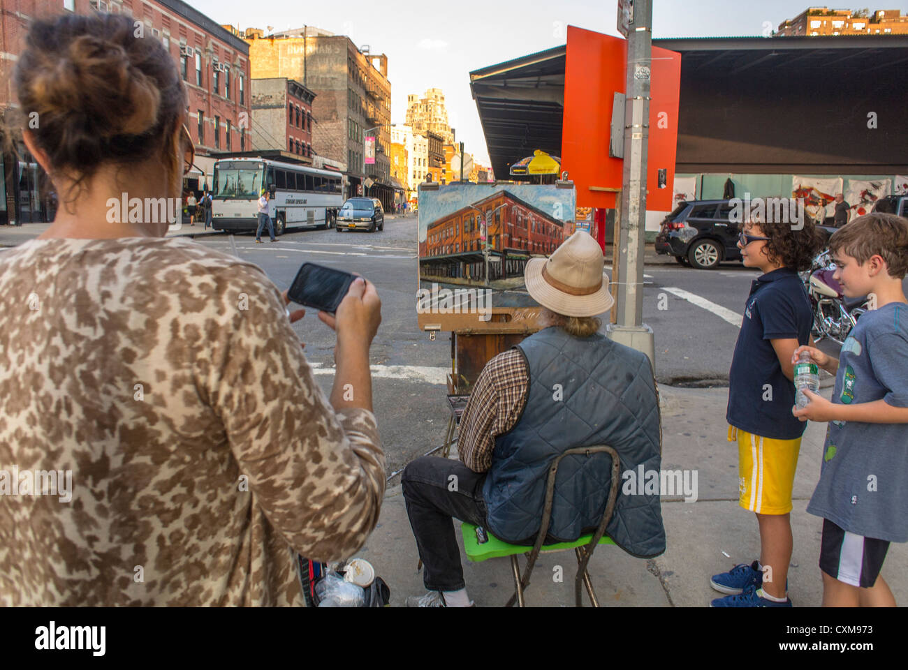 New York City, New York, Stati Uniti, Street Scenes in the Meatpacking District, Family Meeting Street Artist, dipingere amatoriale, persone riunite nelle strade di new york, Street boy che cercano, bambini che guardano Foto Stock