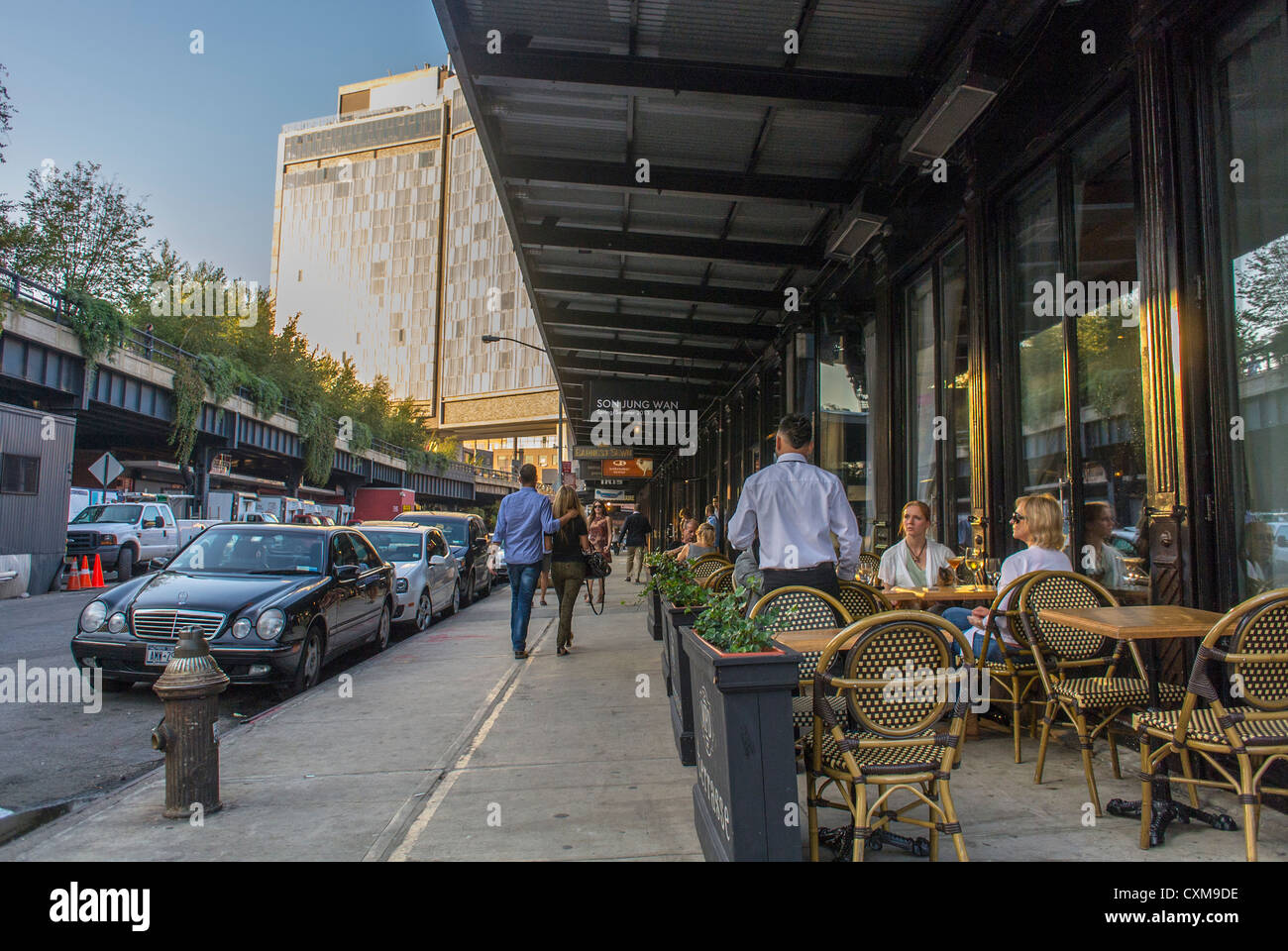 New York City, New York, USA, Street Scenes in the Meatpacking District, persone che condividono bevande sul marciapiede Terrace of Bar Restaurant, gentrification [USA] French Bistrot Restaurant "Pastis" edifici newyorkesi Foto Stock