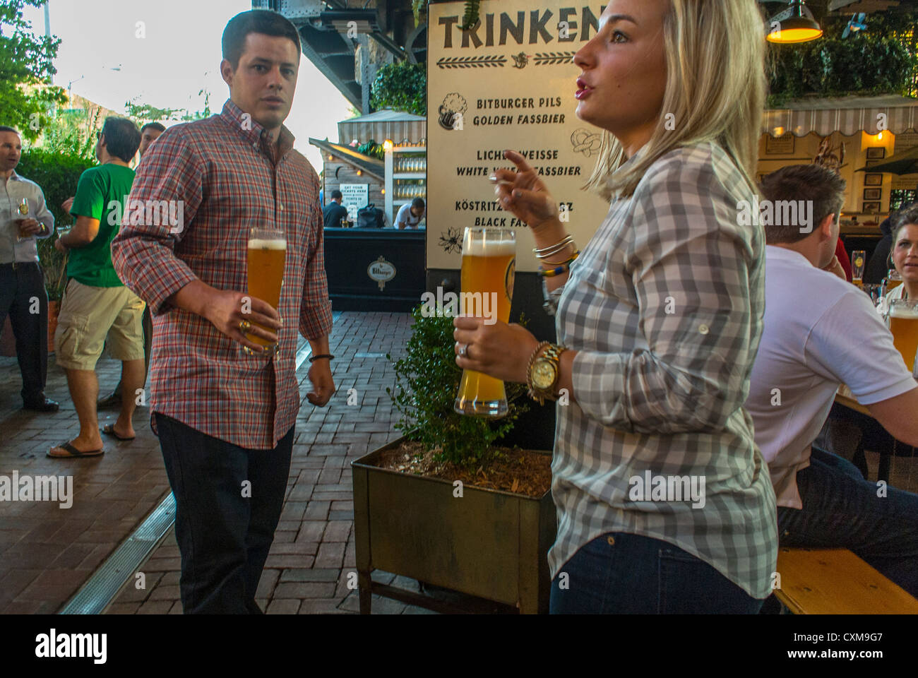 New York City, NY, USA, persone nel giardino della birra 'Biergarten', vicino al giardino di alta linea, DONNA CHE BEVE FUORI AL PUB, bere birra Foto Stock