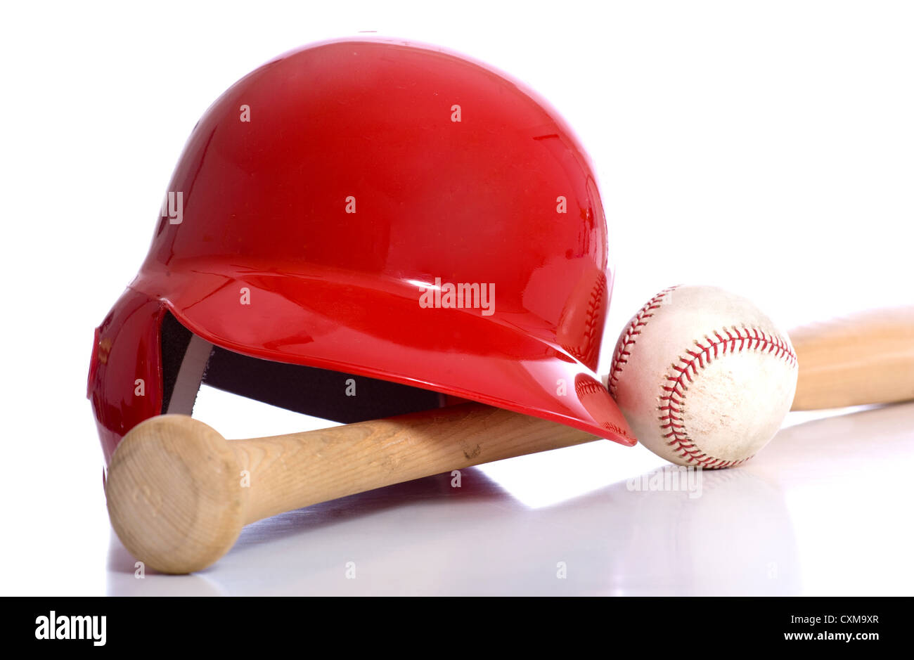 Elementi di baseball su uno sfondo bianco comprendente un casco di ovatta di legno di una mazza da baseball e una palla da baseball Foto Stock