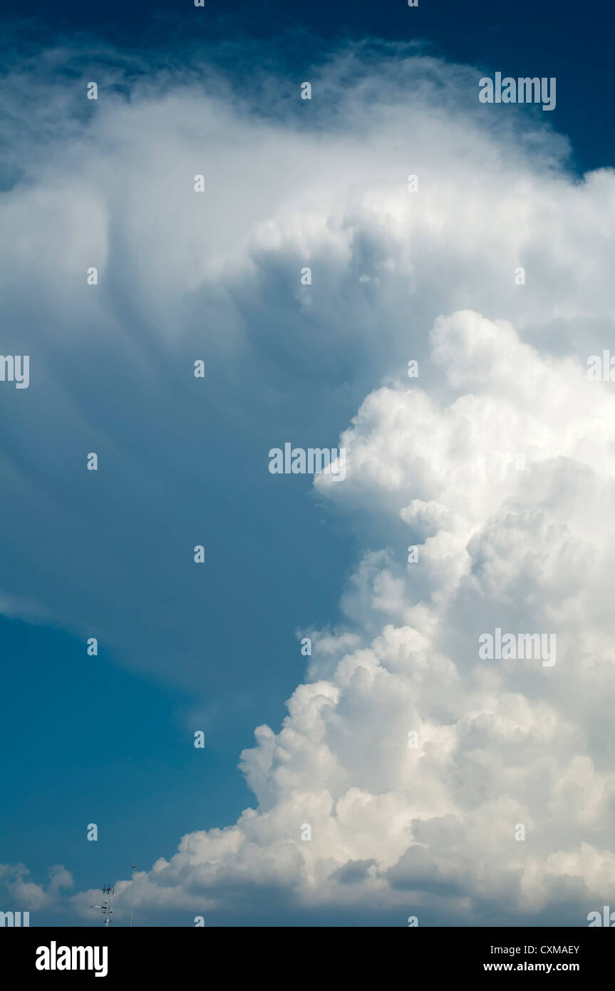 Bianche nuvole drammatico sul cielo blu per lo sfondo Foto Stock