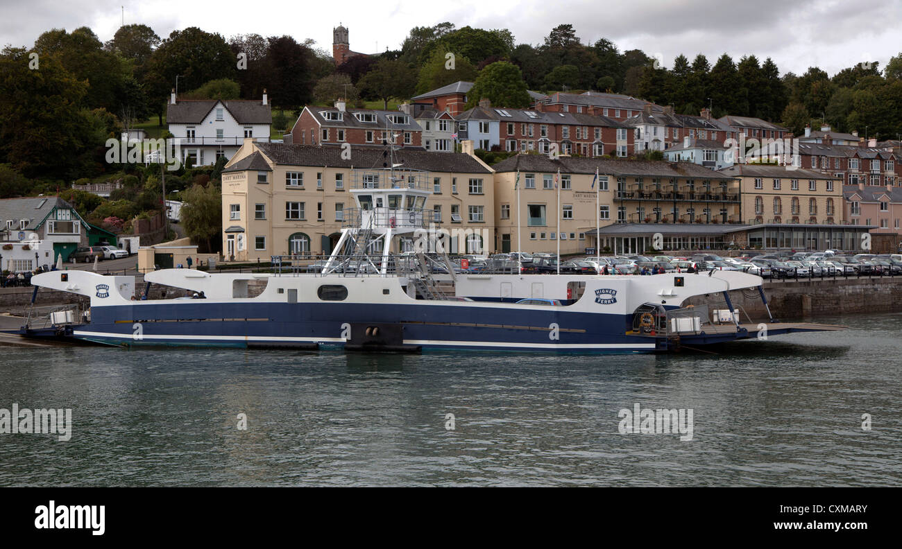 Vista la maggiore traversata in traghetto del fiume Dart dalla città di Dartmouth. Foto Stock