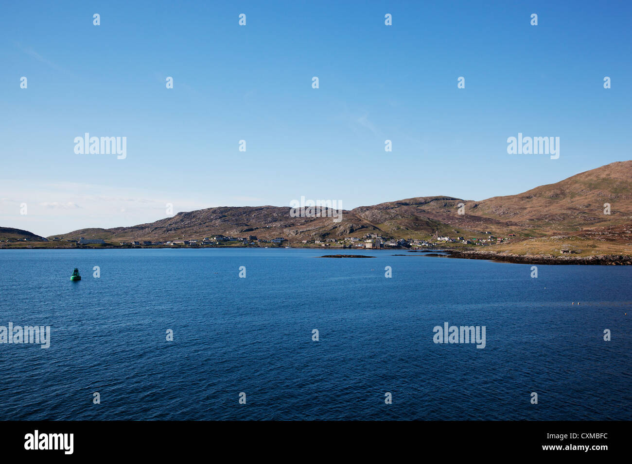 Vista di Castlebay (Bagh un Chaisteil) sull'Isle of Barra dal traghetto da Oban, Ebridi Esterne, Scotland, Regno Unito Foto Stock