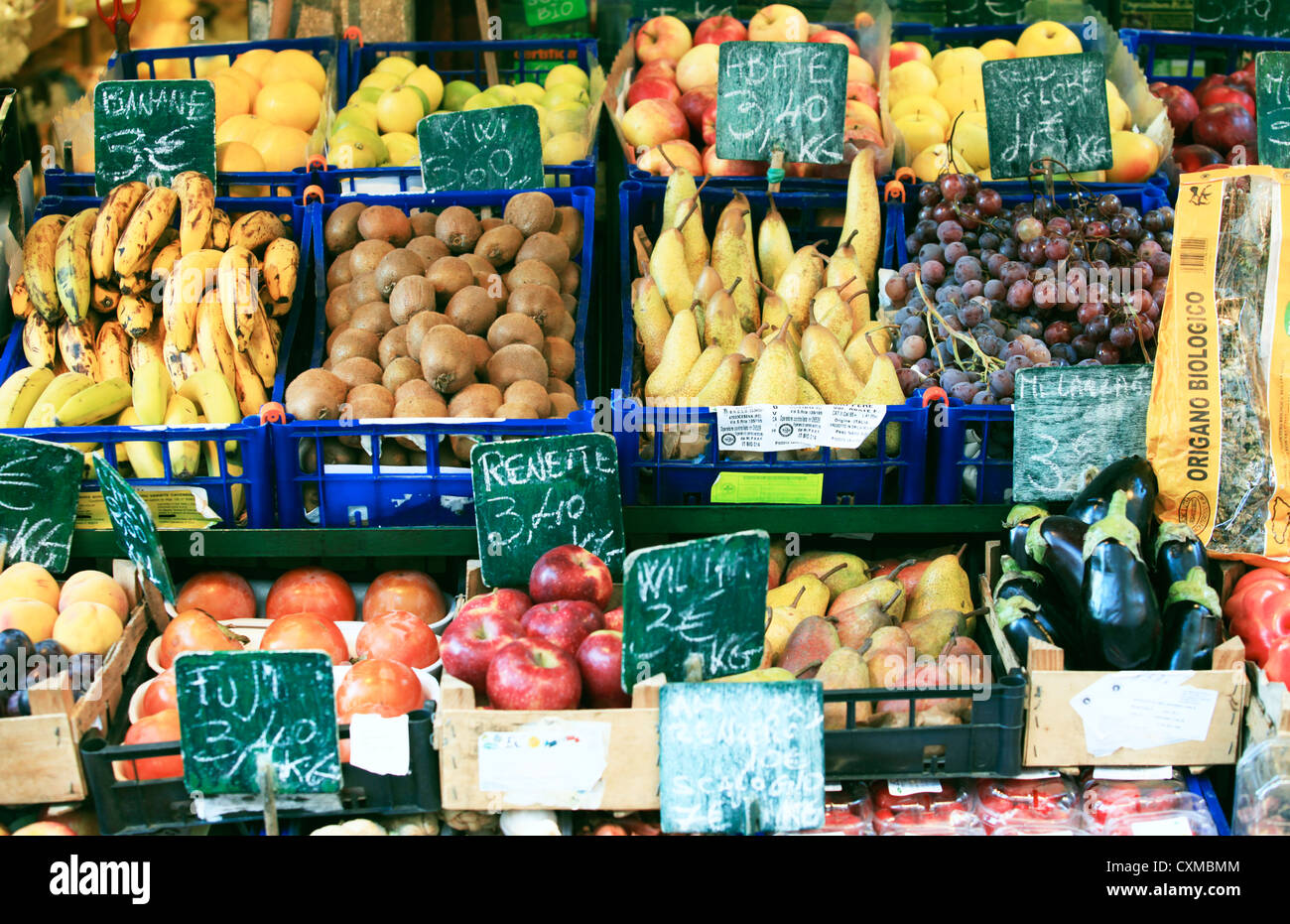 Il display di frutta fresca in uno dei numerosi frutta e verdura negozi di Venezia, Italia Foto Stock