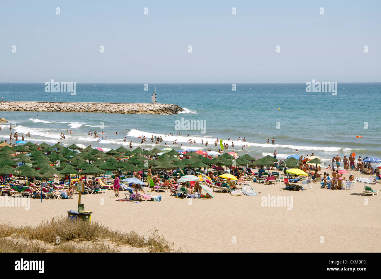 Cabopino spiaggia di Costa del sol, provincia di Malaga, Spagna. Foto Stock