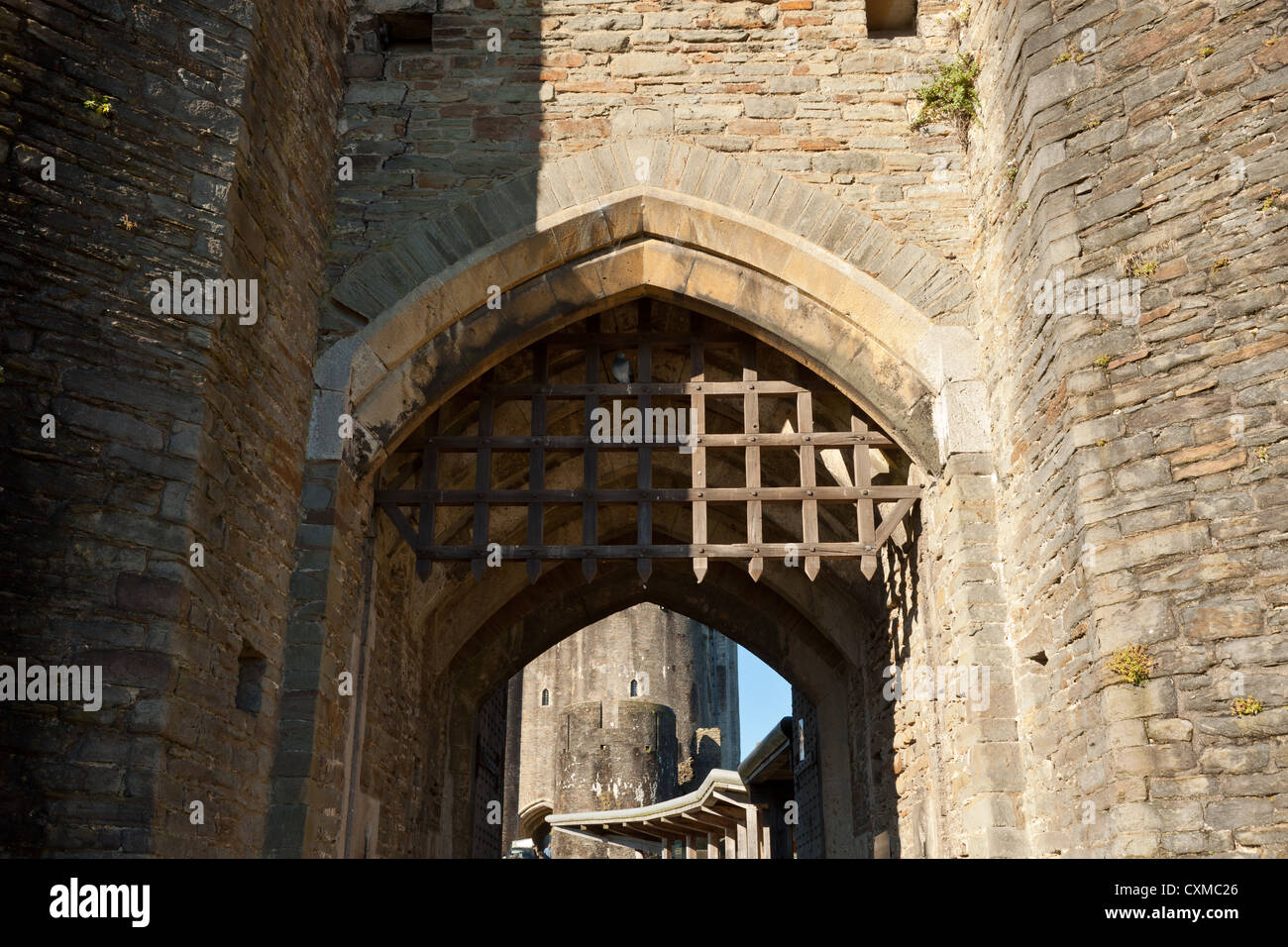 Portcullis e cancello principale ponte levatoio ingresso al Castello di Caerphilly Wales UK. Foto Stock