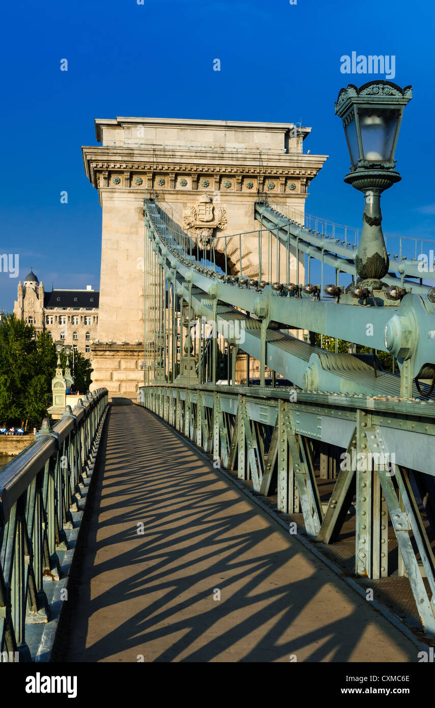 Il Ponte delle catene di Szechenyi è una sospensione ponte che attraversa il fiume Danubio tra Buda e Pest. Foto Stock