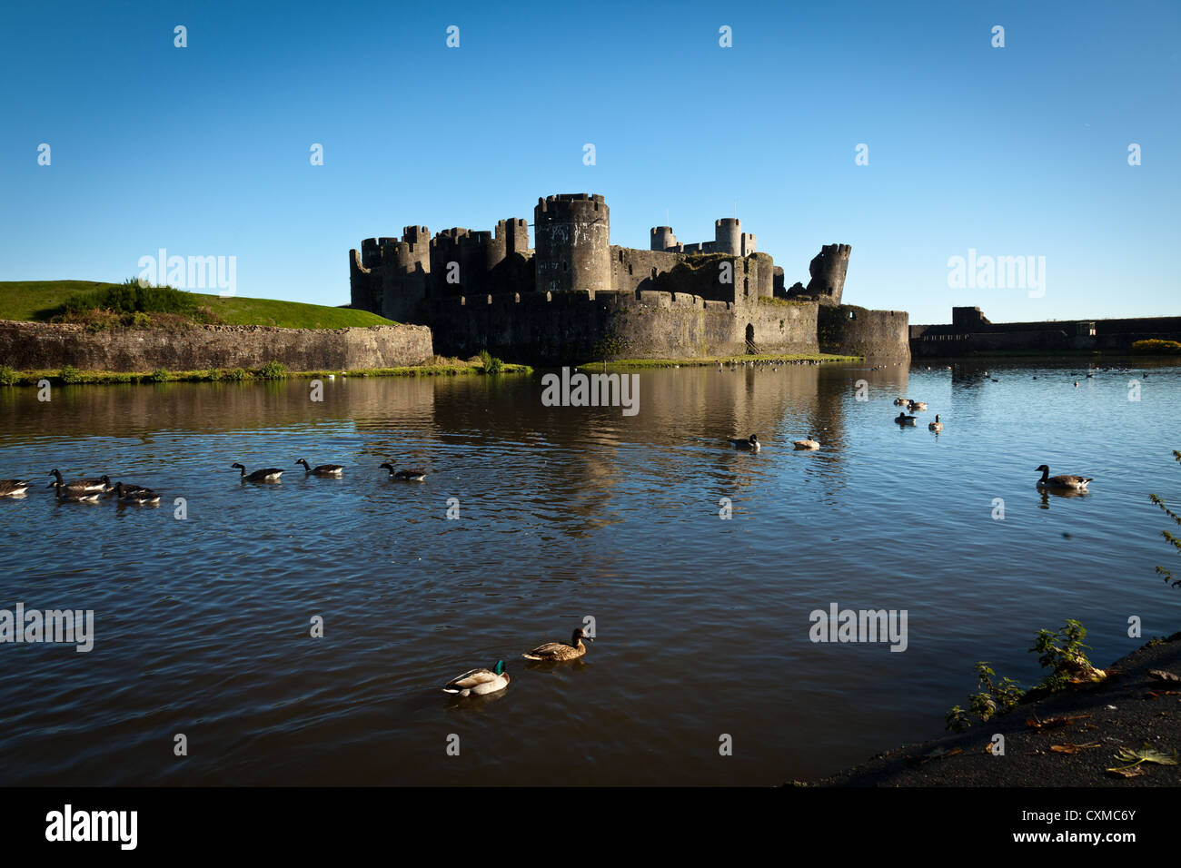 Castello di Caerphilly Wales UK,più grande castello in Galles e uno dei più grandi in Gran Bretagna che coprono oltre 30 acri ha iniziato nel 1268 da Gil Foto Stock