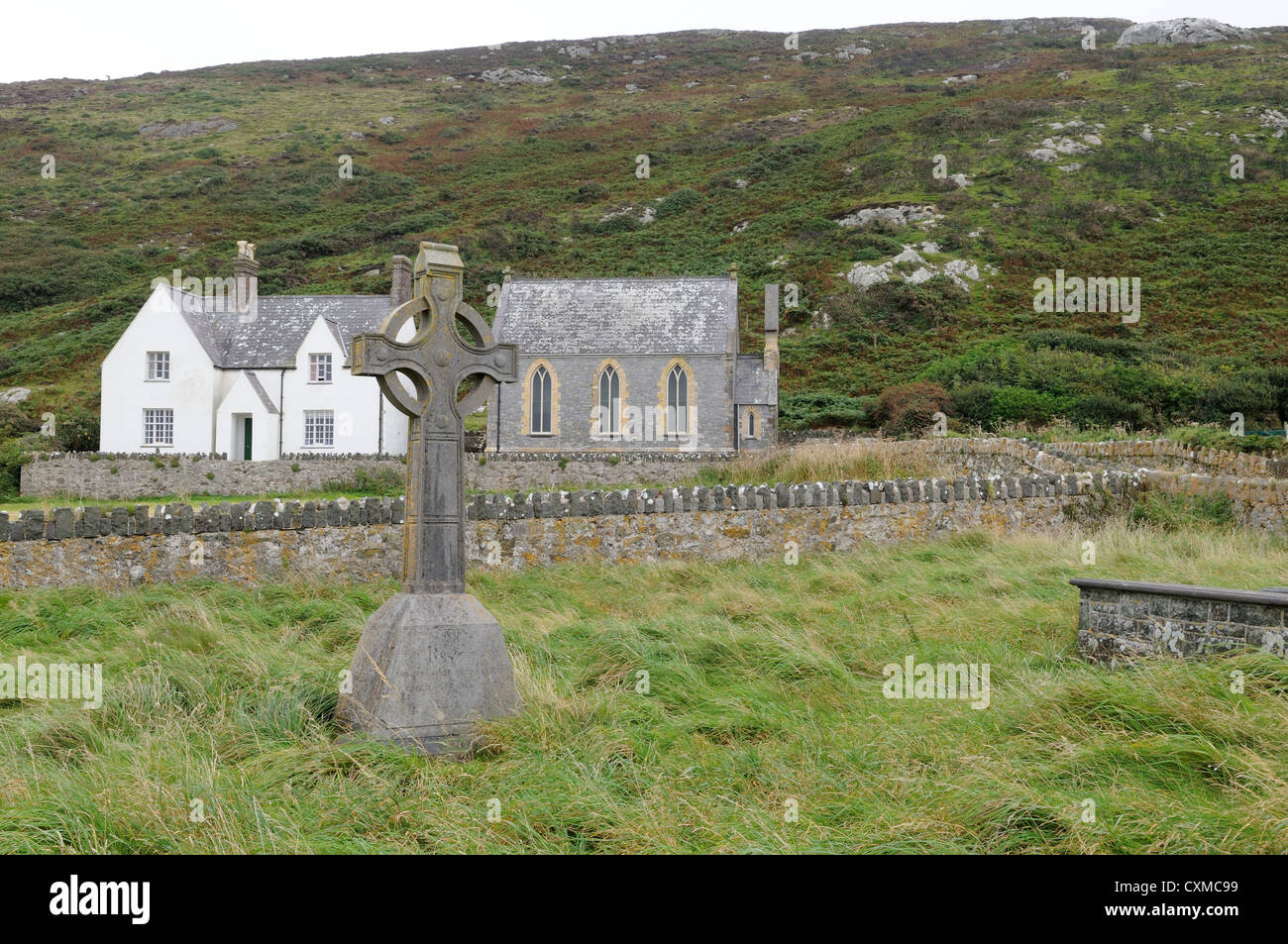 Croce celtica gallese vecchia cappella metodista e Cappella Casa Bardsey Island Ynys Enlli Llyn Peninsula Galles Cymru REGNO UNITO GB Foto Stock