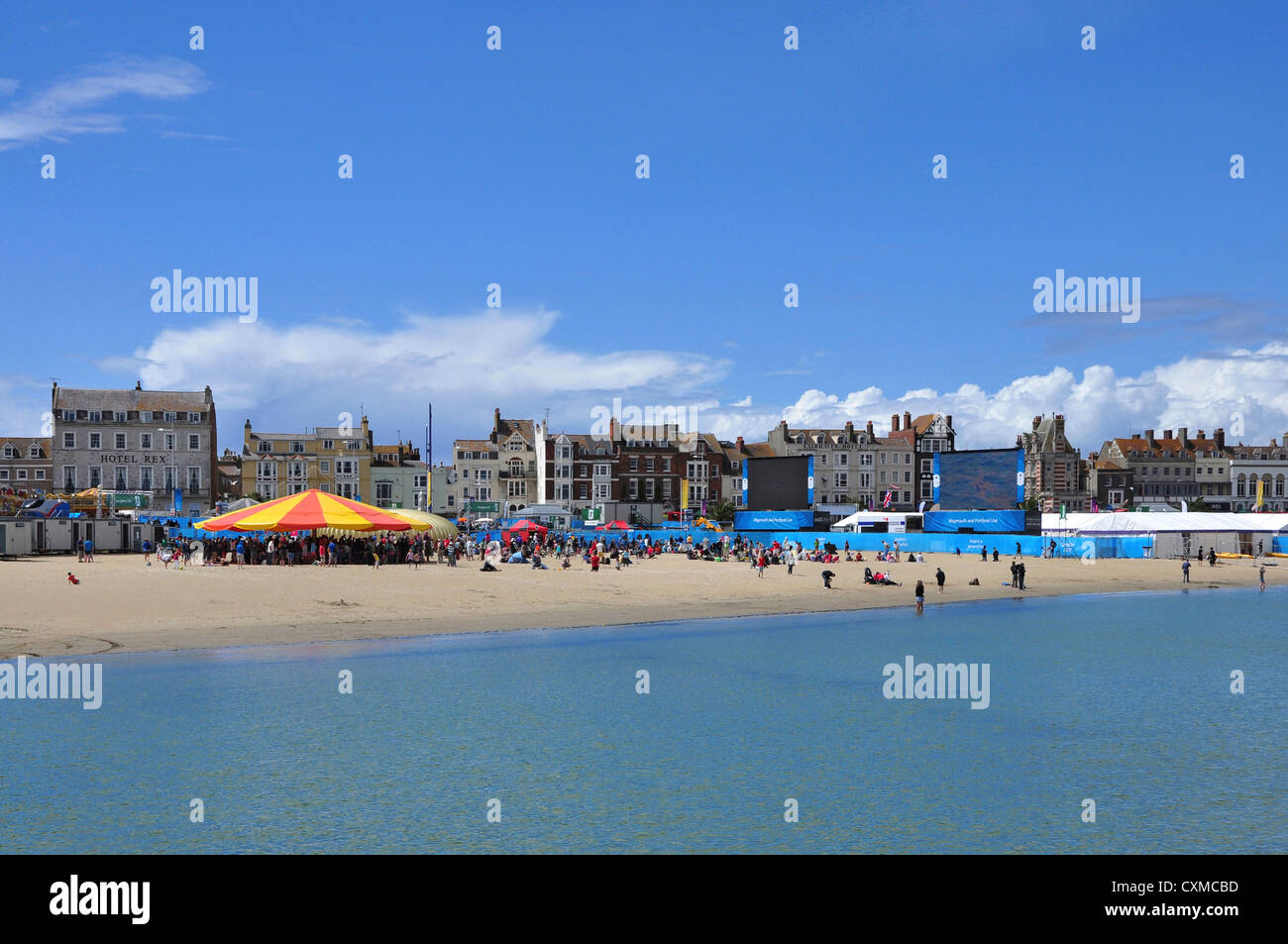 Spiaggia di Weymouth, gare di vela su grandi schermi durante le Olimpiadi di Londra 2012. Foto Stock