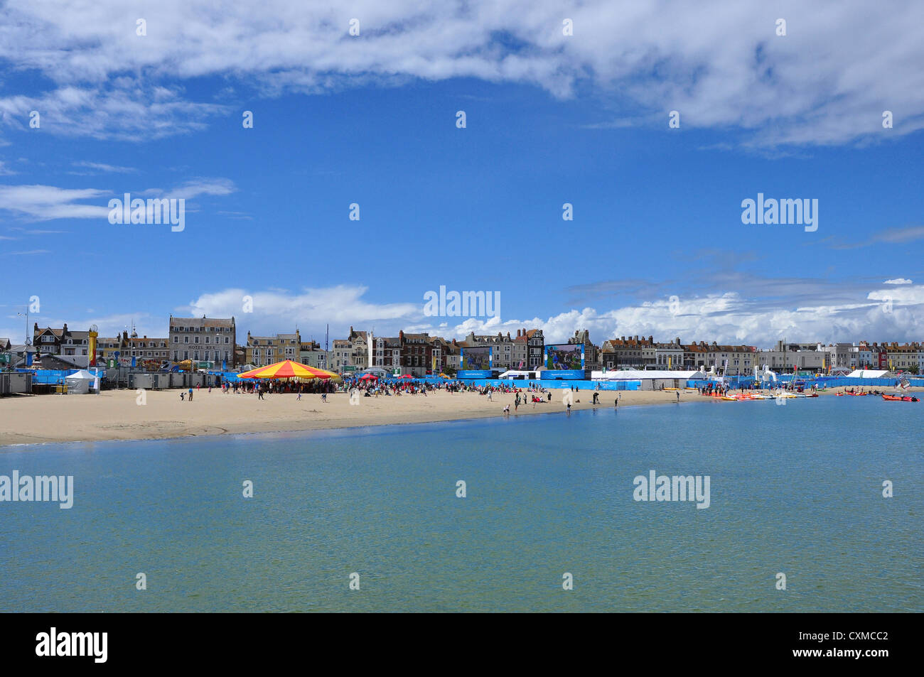Spiaggia di Weymouth, gare di vela su grandi schermi durante le Olimpiadi di Londra 2012. Foto Stock