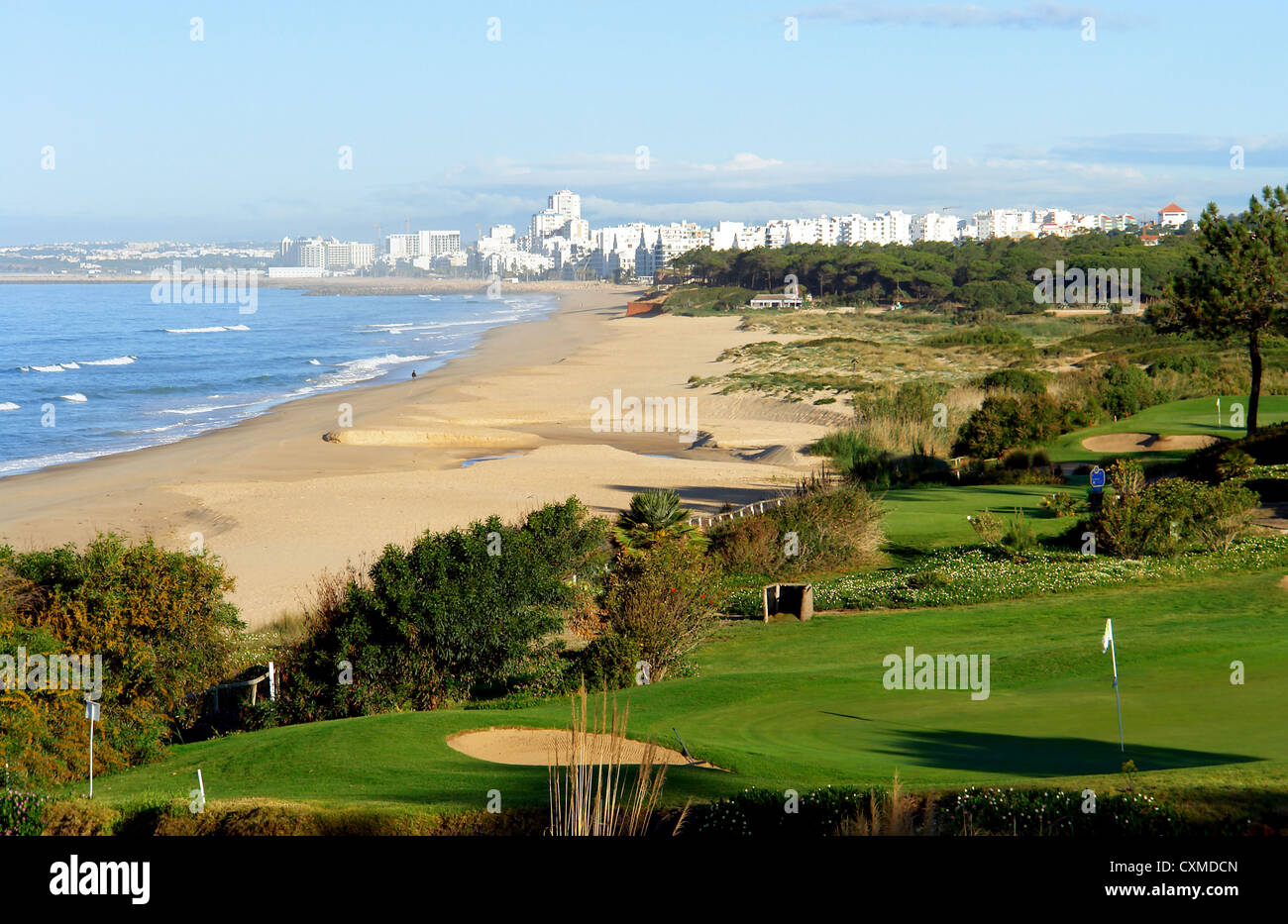 Algarve spiaggia e golf scenario costiero, Portogallo Foto Stock