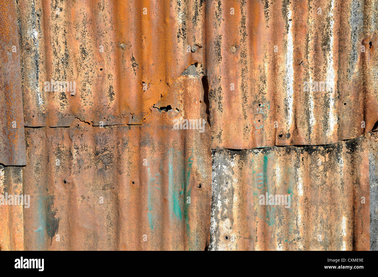 Rusty ondulato della parete di zinco di un vecchio capannone barca Est Flotta Dorset England Regno Unito GB Foto Stock