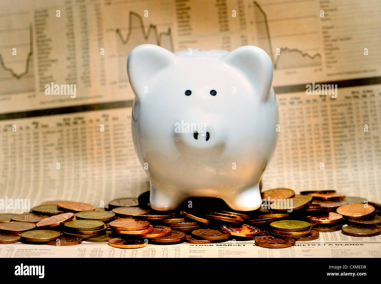 White salvadanaio su 1p monete con Financial Times Foto Stock