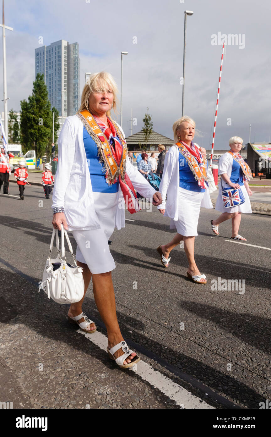 Le donne da un signore leale Orange Lodge marching durante un ordine arancione parade, con l'autorizzazione da parte dell'Ordine di Orange Foto Stock