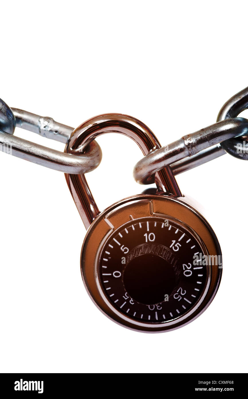 Una serratura a combinazione e una catena d'argento su sfondo bianco con copia spazio, il concetto di sicurezza Foto Stock