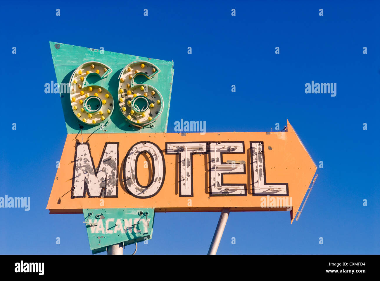 Vecchio arrugginito Route 66 motel segno davanti di un motel abbandonati Foto Stock