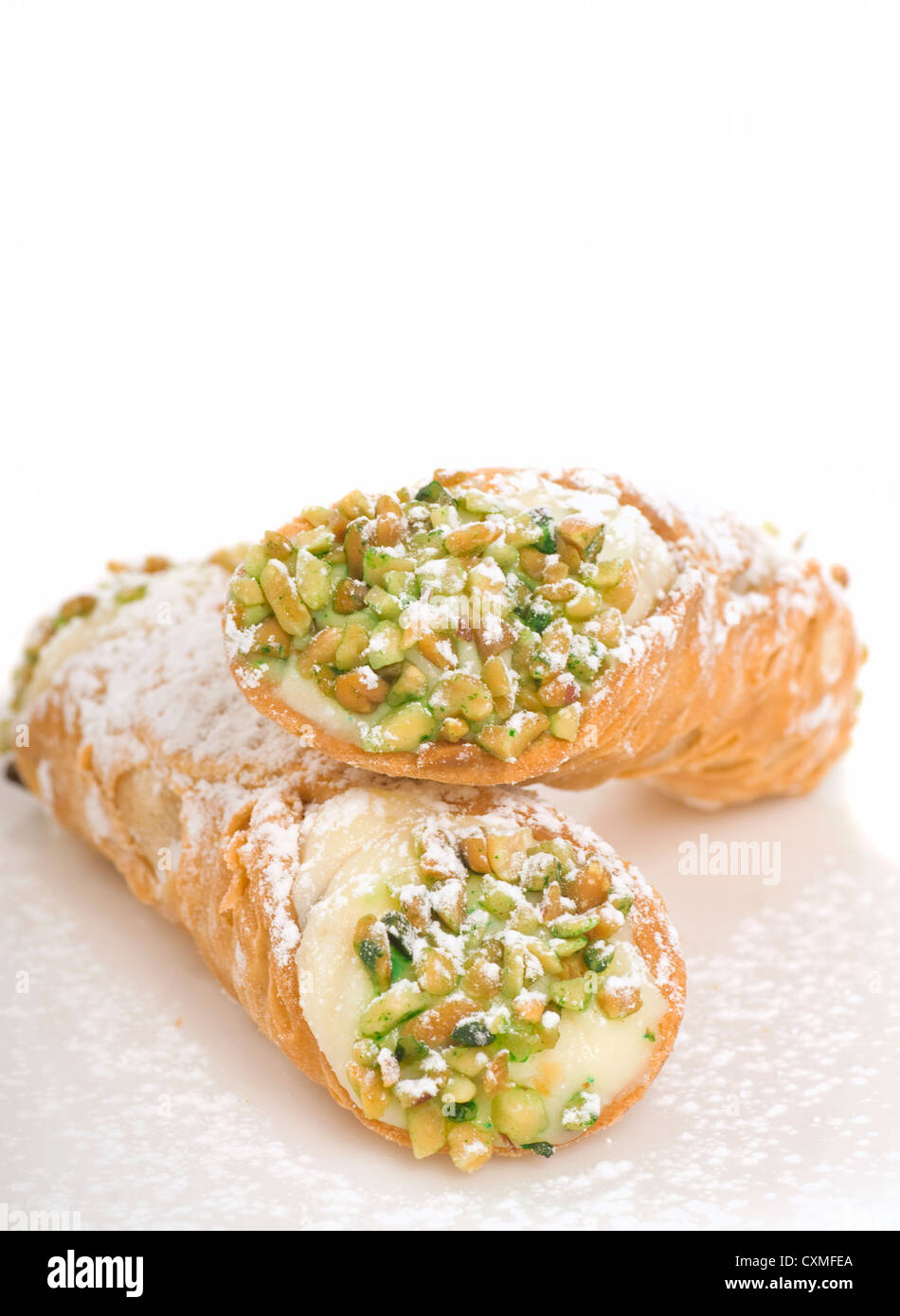 Due deliziosi impilati Cannoli italiano con pistacchi isolato su bianco Foto Stock