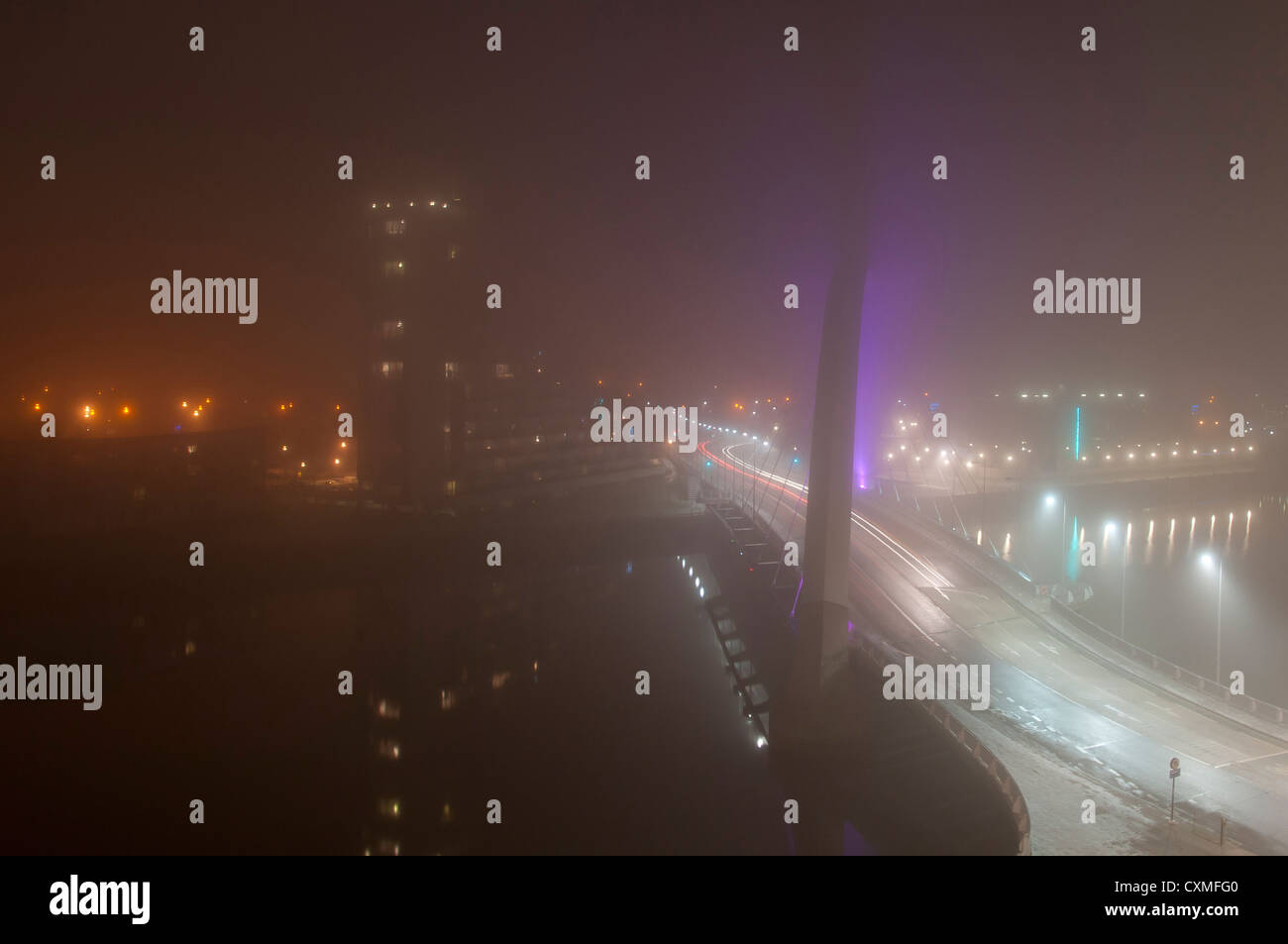Notte di Nebbia al [ponte ad arco] sul fiume Clyde a Glasgow Foto Stock